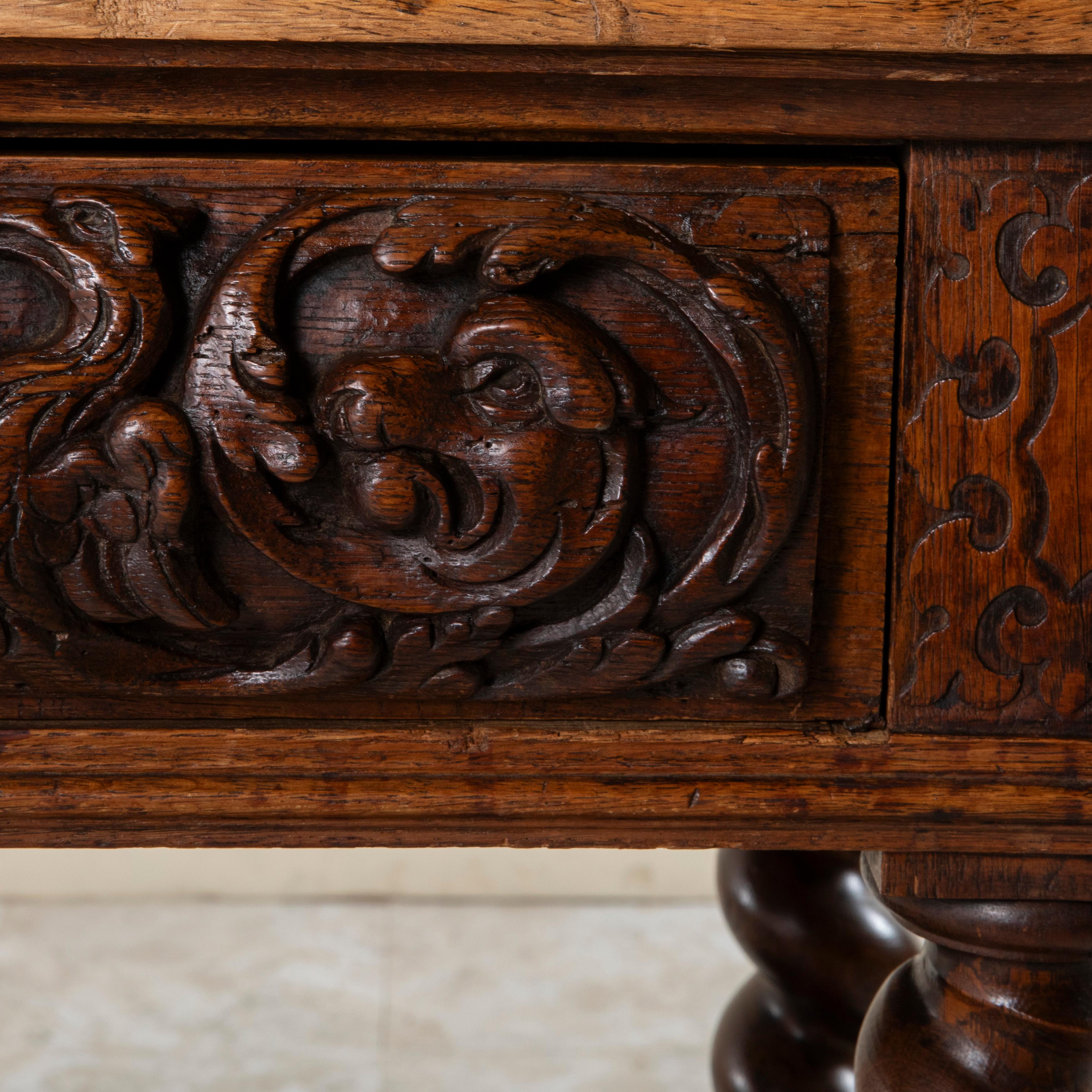 Piccolo buffet da dessert francese in stile Luigi XIII intagliato a mano in Oak, console del 1880 ca. in vendita 4