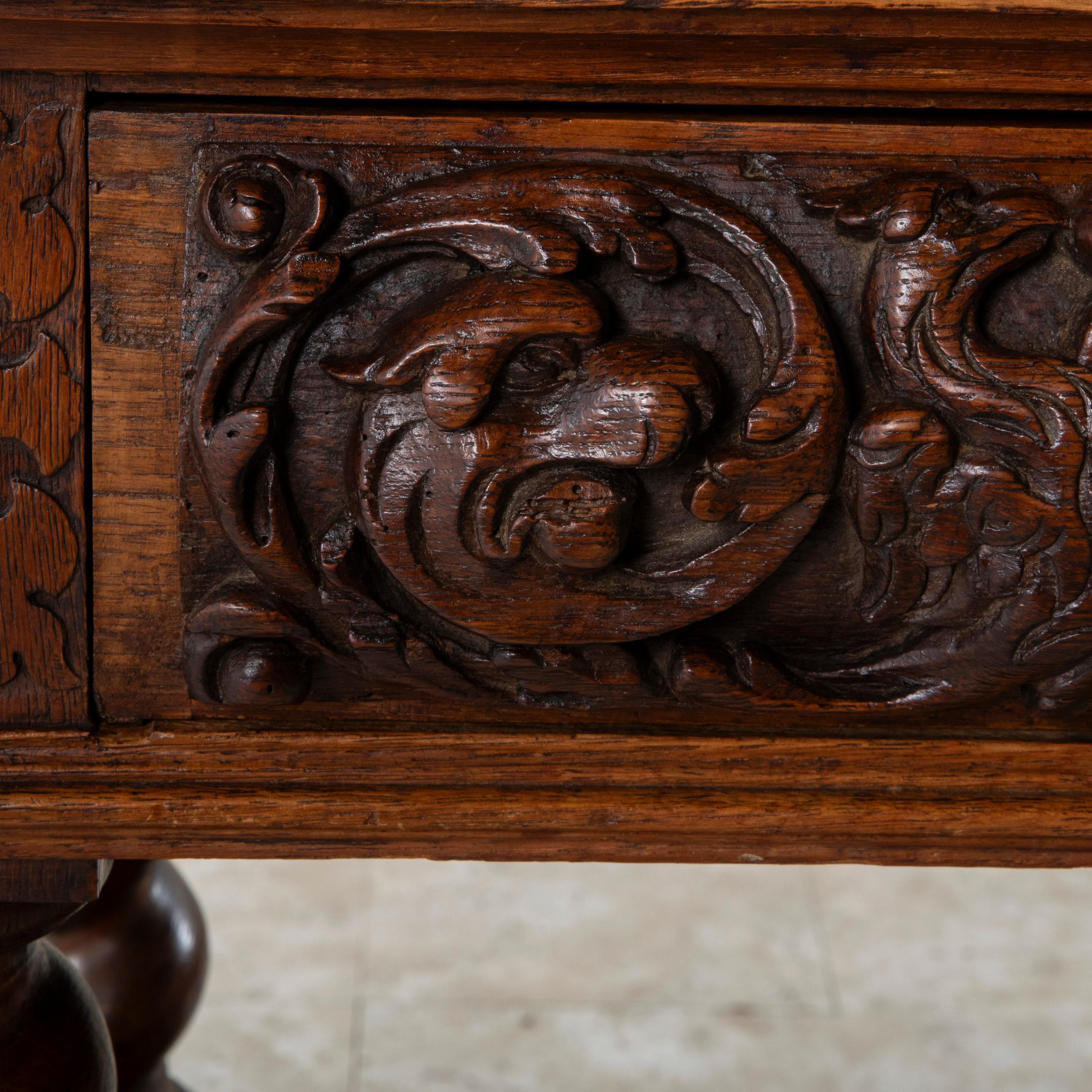 Piccolo buffet da dessert francese in stile Luigi XIII intagliato a mano in Oak, console del 1880 ca. in vendita 5