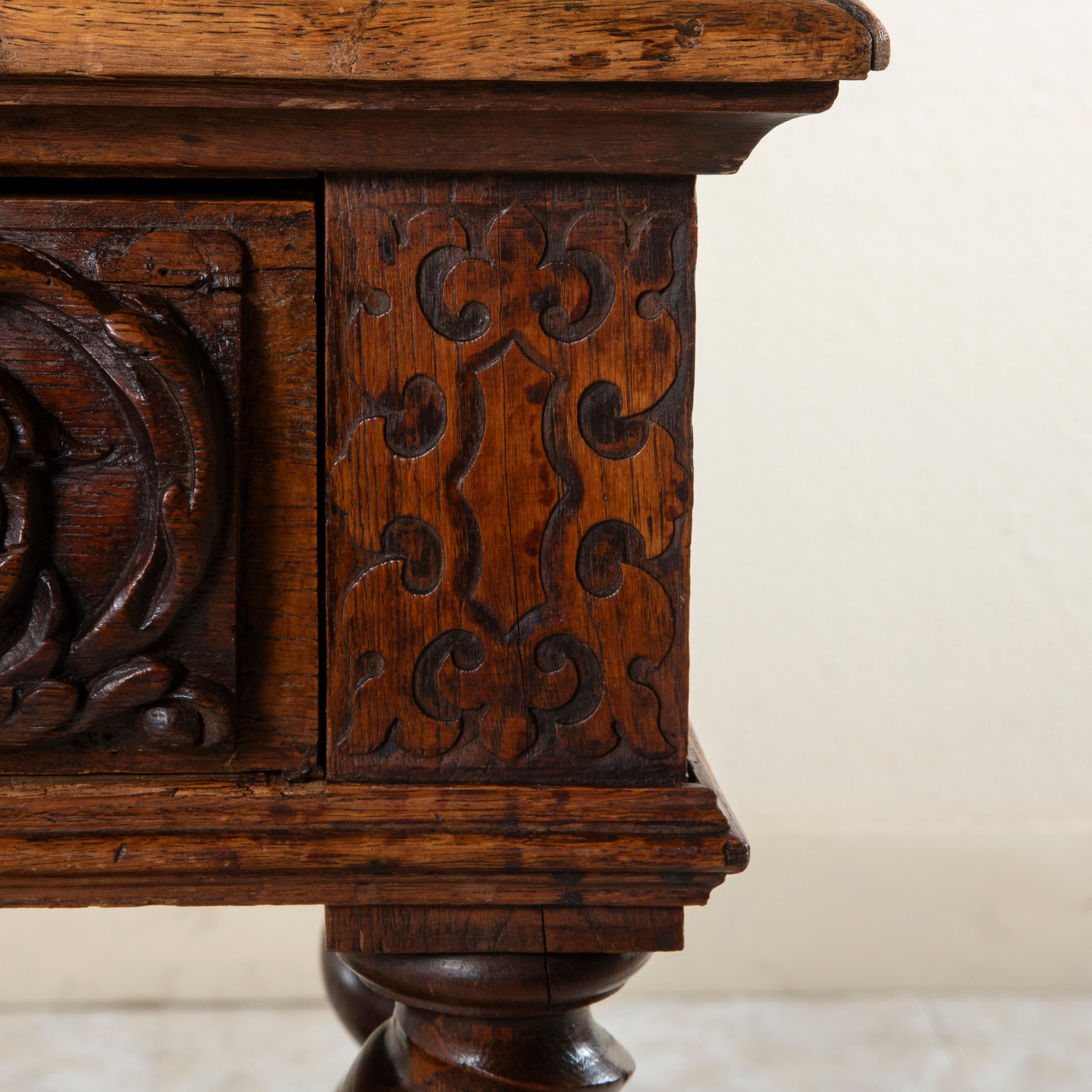Piccolo buffet da dessert francese in stile Luigi XIII intagliato a mano in Oak, console del 1880 ca. in vendita 6