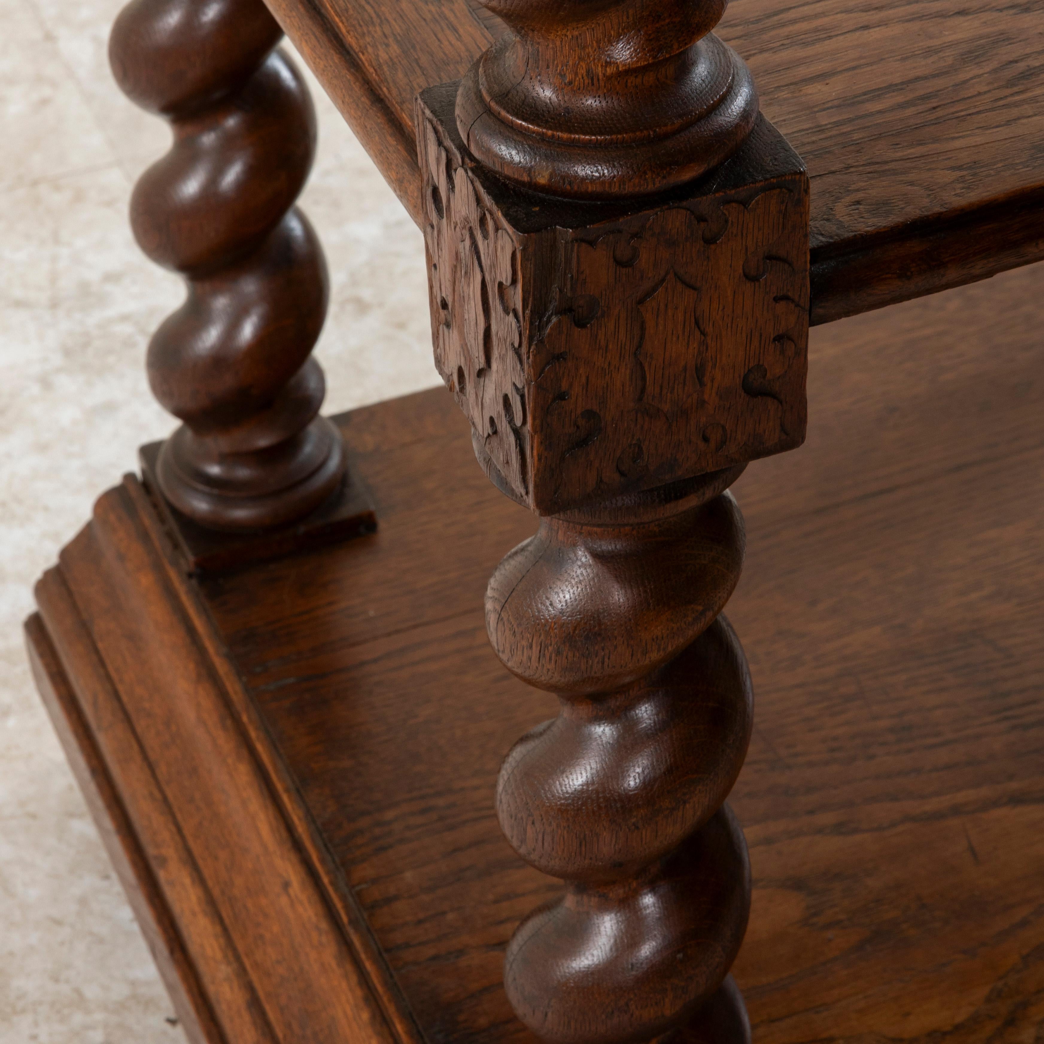 Piccolo buffet da dessert francese in stile Luigi XIII intagliato a mano in Oak, console del 1880 ca. in vendita 7