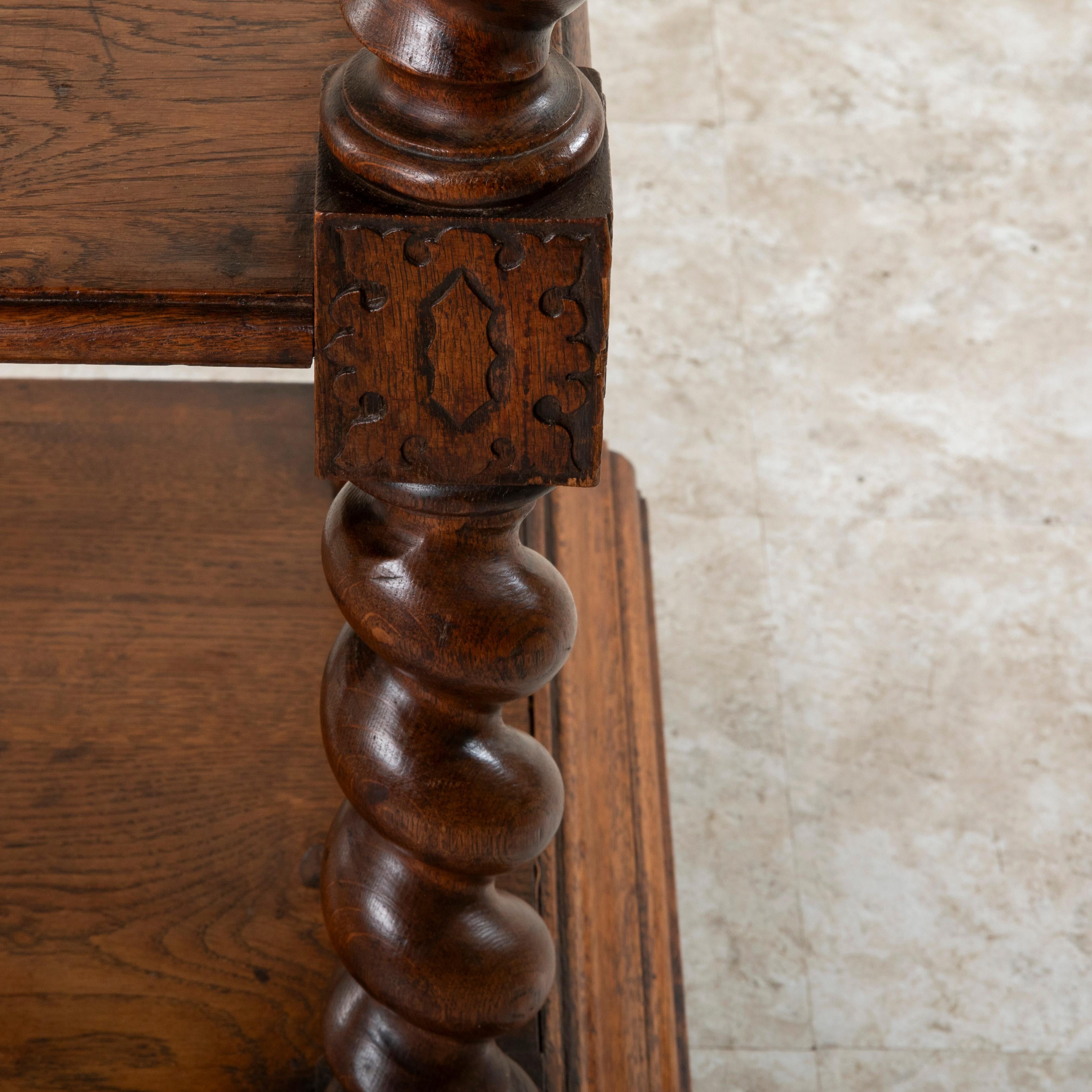 Piccolo buffet da dessert francese in stile Luigi XIII intagliato a mano in Oak, console del 1880 ca. in vendita 9