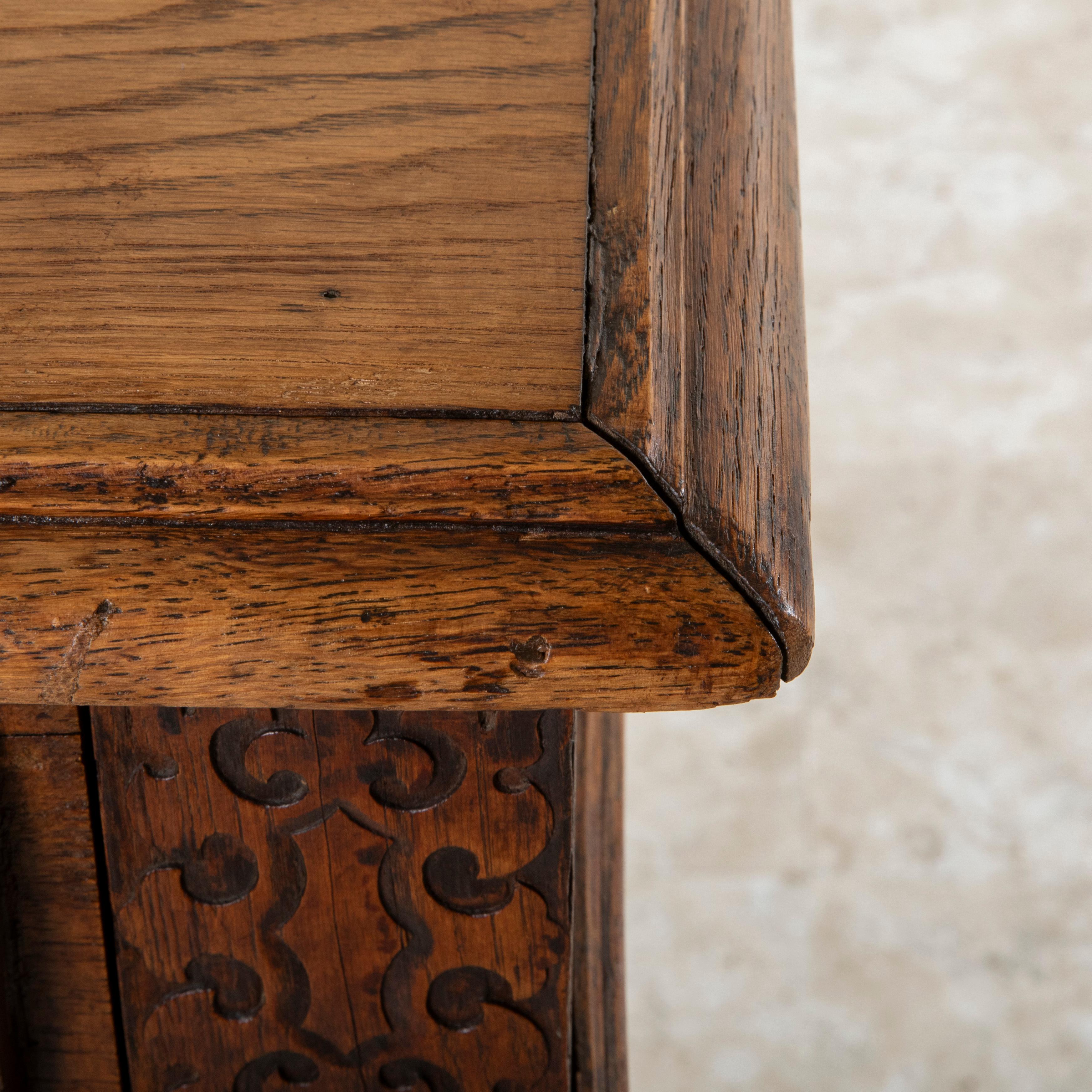 Piccolo buffet da dessert francese in stile Luigi XIII intagliato a mano in Oak, console del 1880 ca. in vendita 10