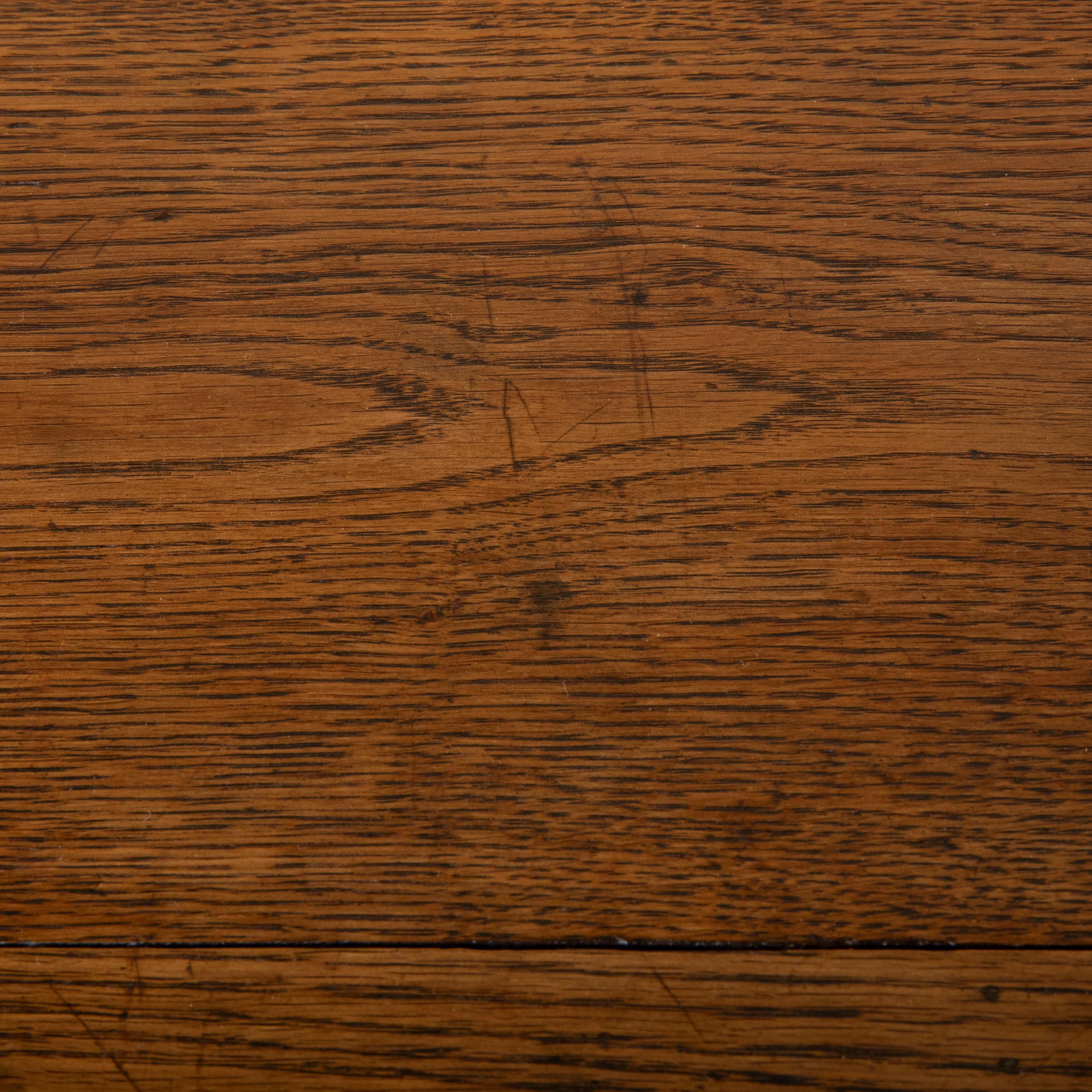 Piccolo buffet da dessert francese in stile Luigi XIII intagliato a mano in Oak, console del 1880 ca. in vendita 12