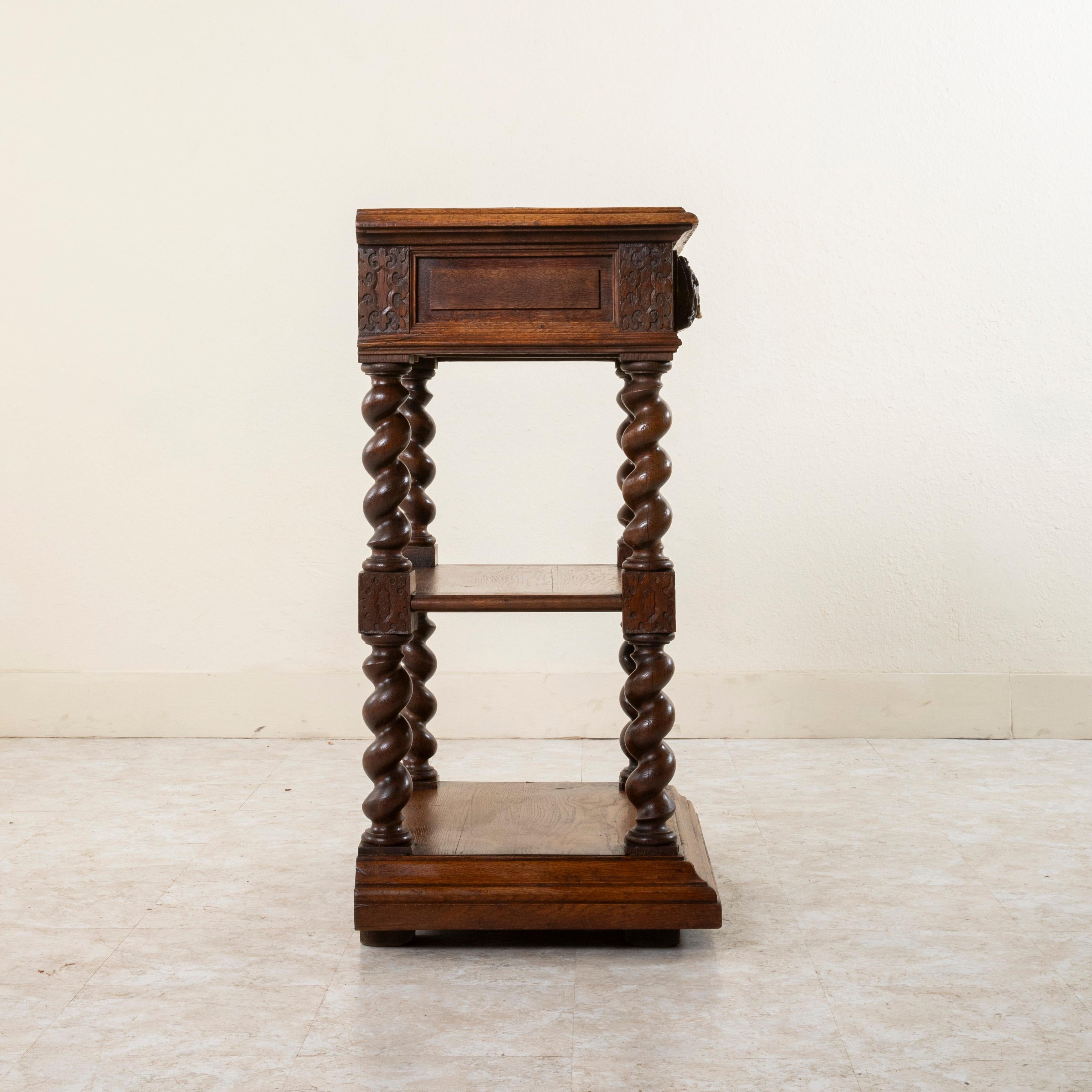 Piccolo buffet da dessert francese in stile Luigi XIII intagliato a mano in Oak, console del 1880 ca. In condizioni buone in vendita a Fayetteville, AR