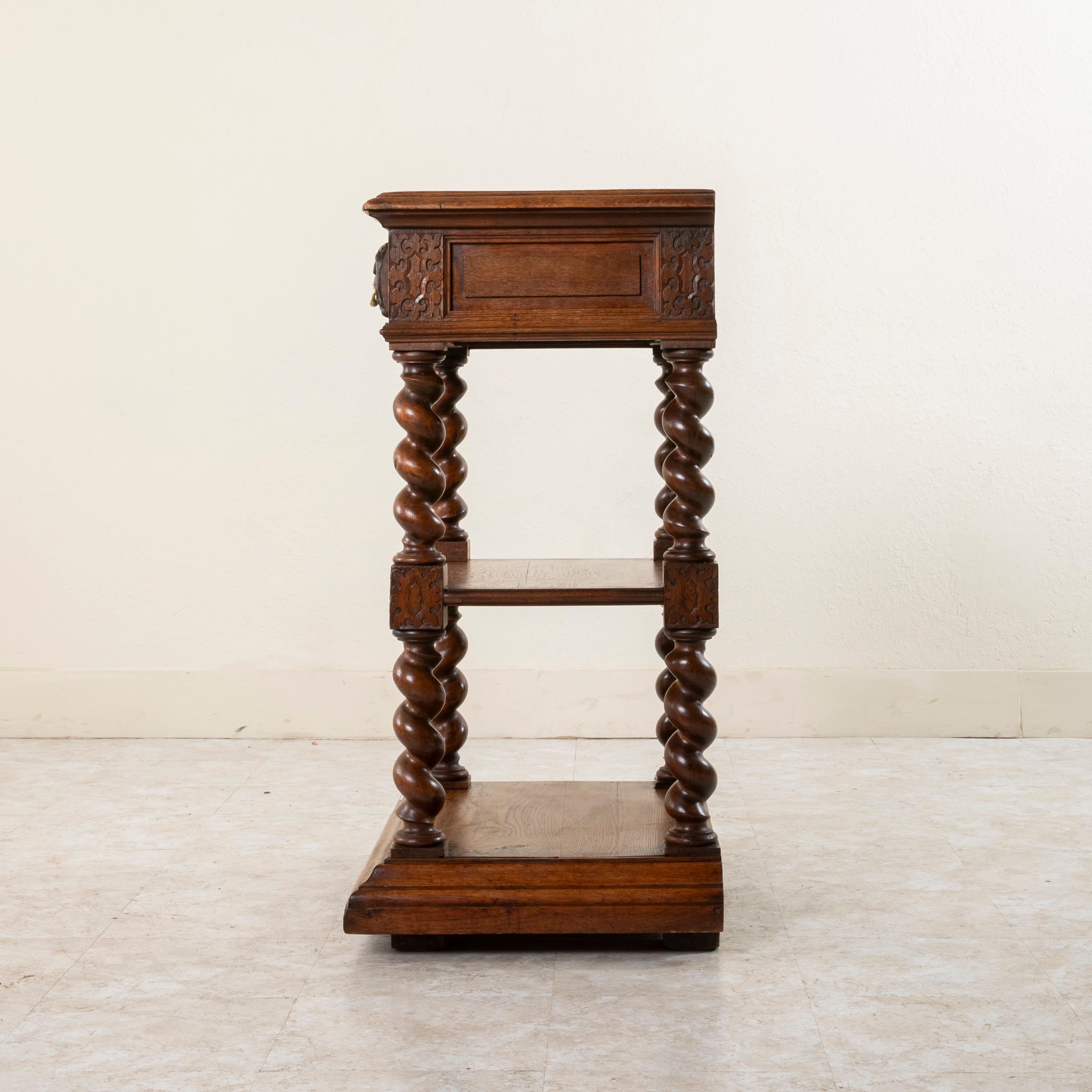 XIX secolo Piccolo buffet da dessert francese in stile Luigi XIII intagliato a mano in Oak, console del 1880 ca. in vendita