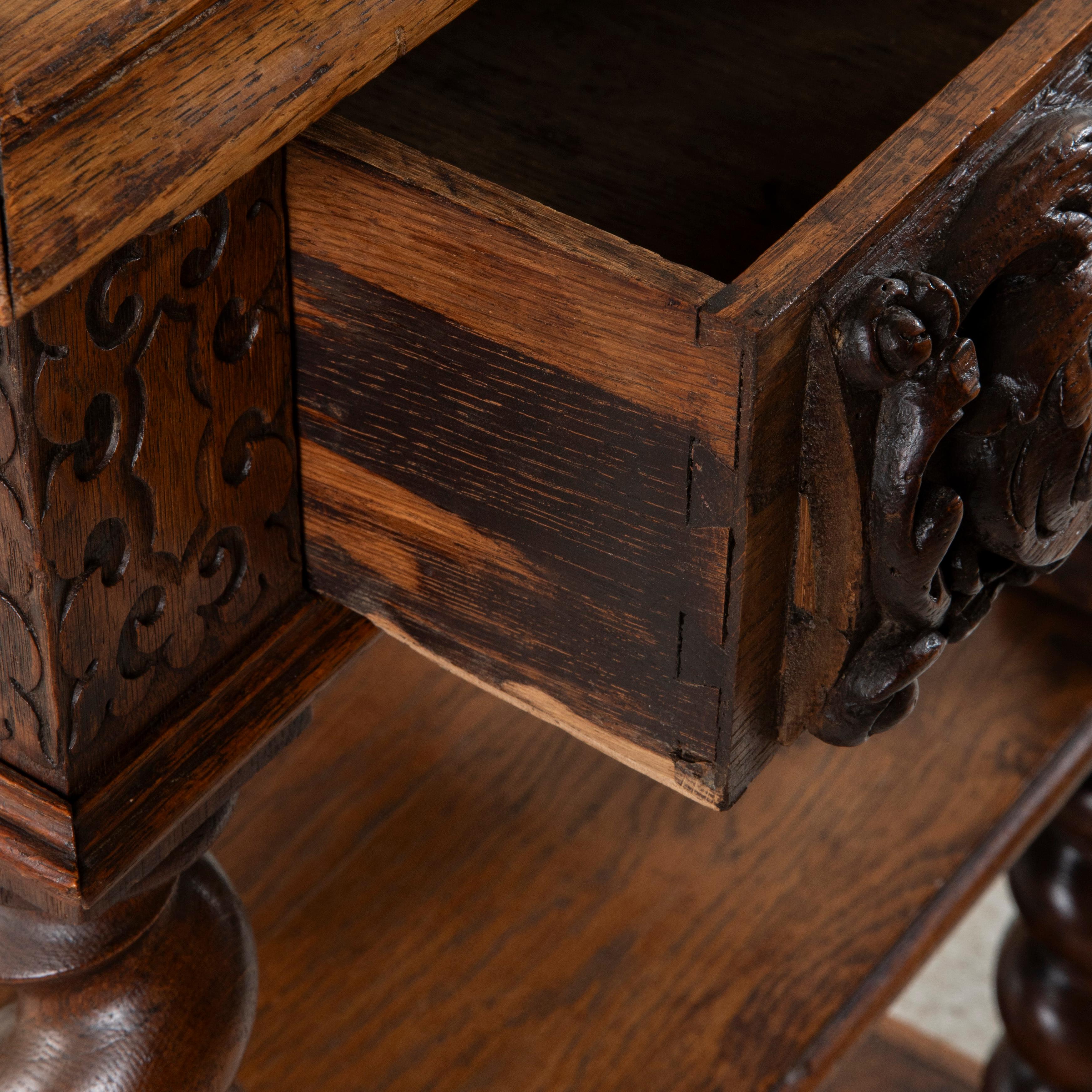 Piccolo buffet da dessert francese in stile Luigi XIII intagliato a mano in Oak, console del 1880 ca. in vendita 1
