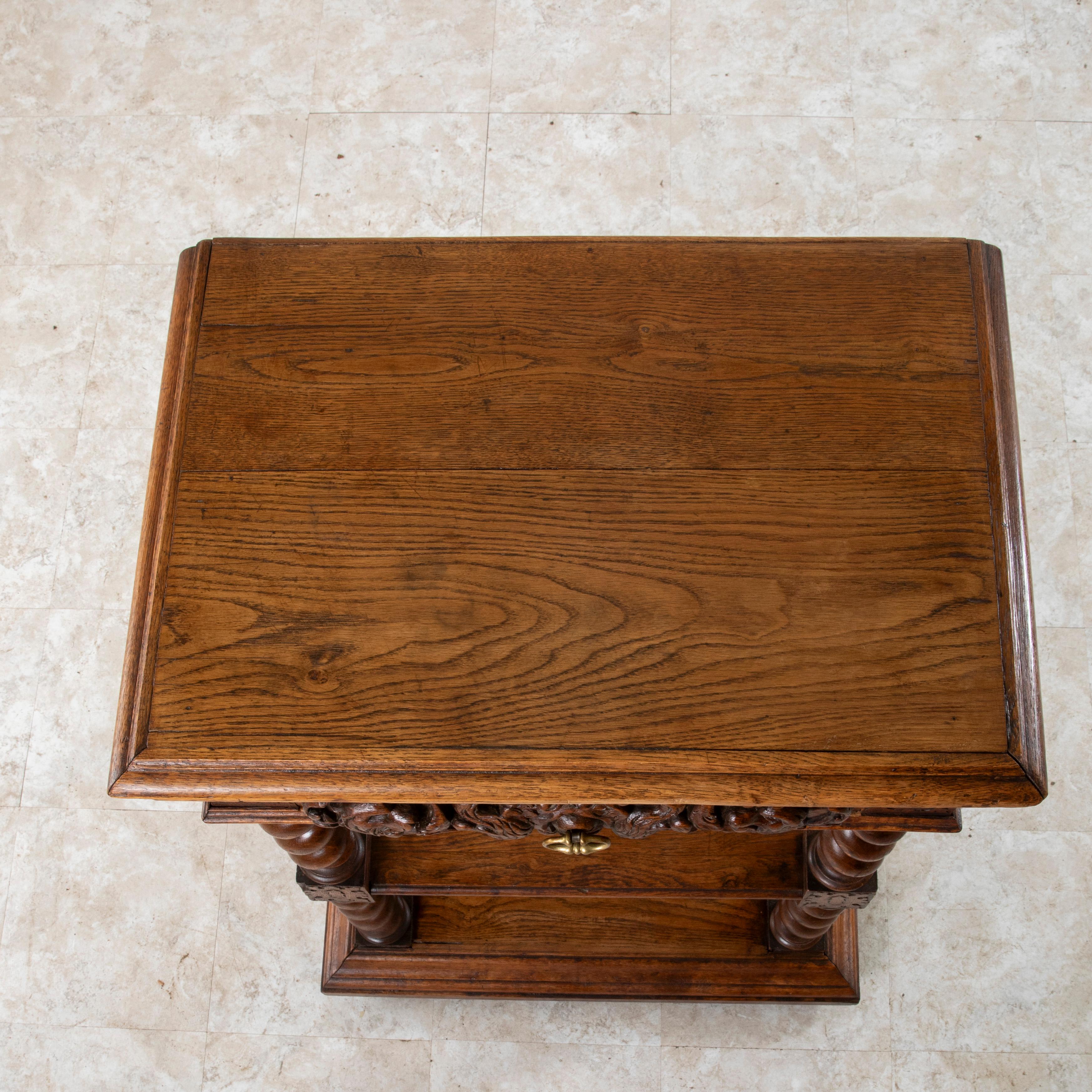 Piccolo buffet da dessert francese in stile Luigi XIII intagliato a mano in Oak, console del 1880 ca. in vendita 2