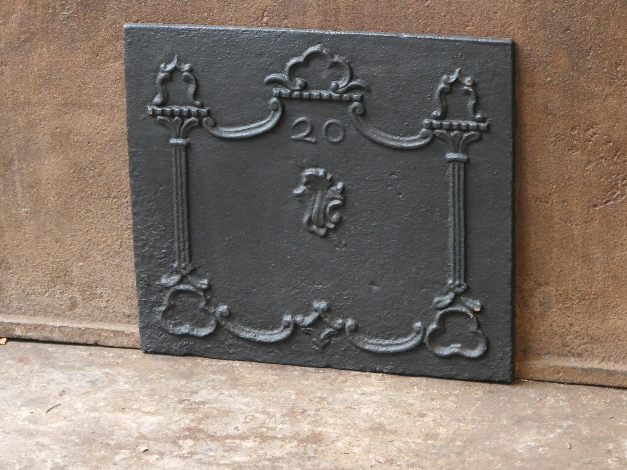 Small French Louis XV Fireback / Backsplash, 18th Century In Good Condition For Sale In Amerongen, NL