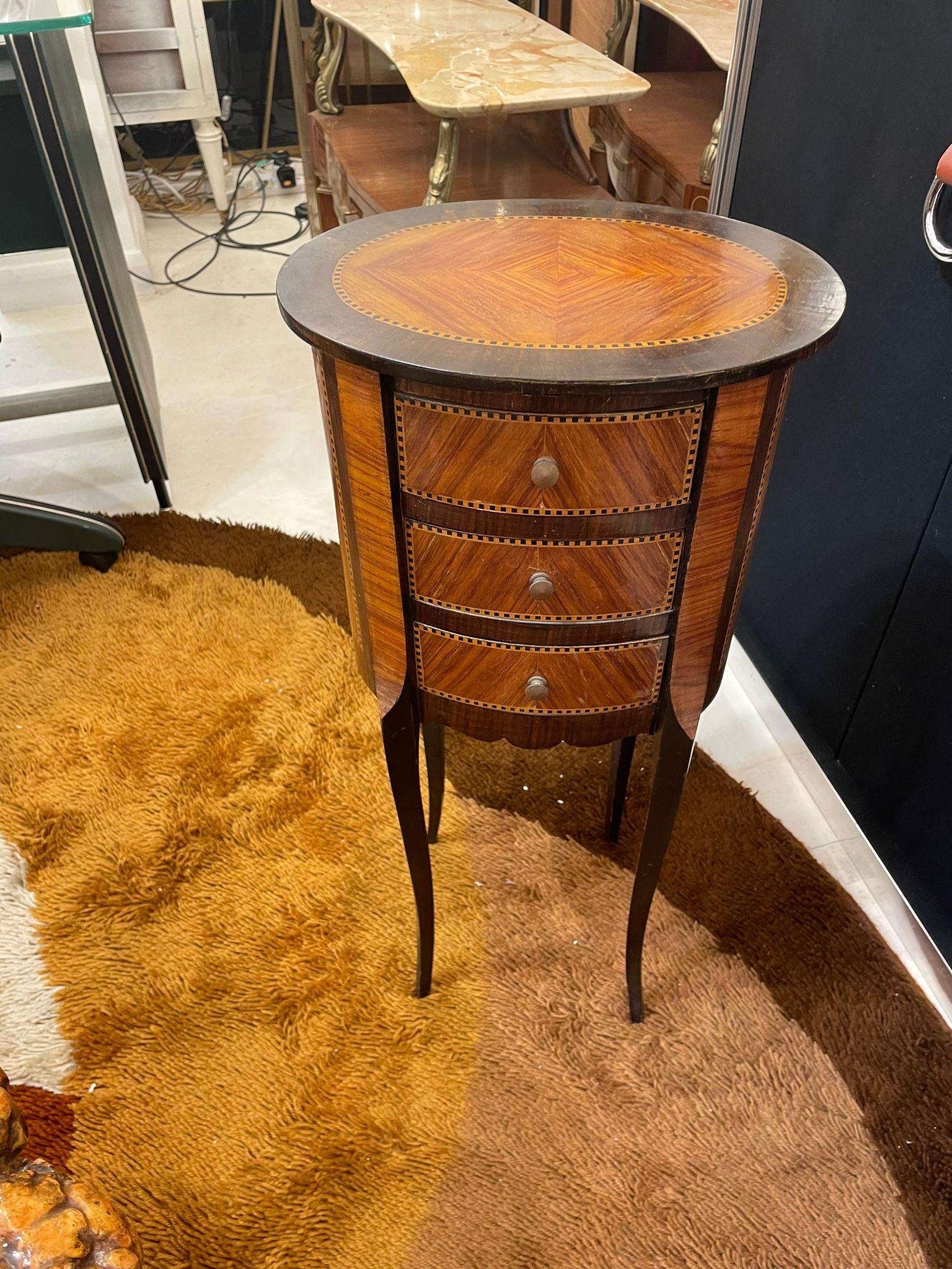 Louis XV style kingwood side table or bedside table, with three inlaid drawers, with linear marquetry on the top and front. The piece retains its original beautiful inlaid marquetry and the three drawers are adorned with classic bronze knobs. All