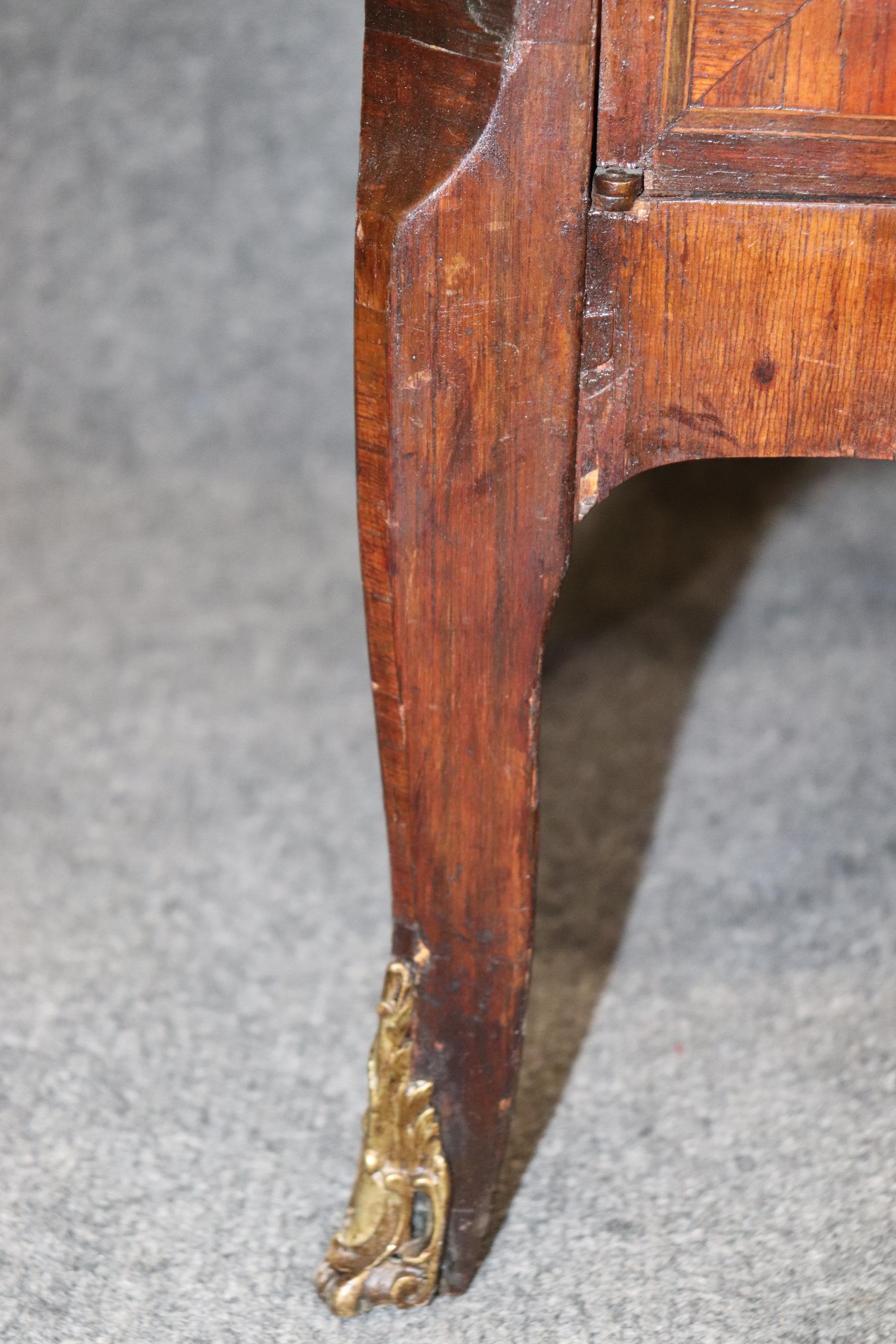 Französische Marmor Bronze Nussbaum Bücherregal-Leder-Bücherregale im Louis XV.-Stil, Louis XV.-Stil, Marmor im Angebot 7