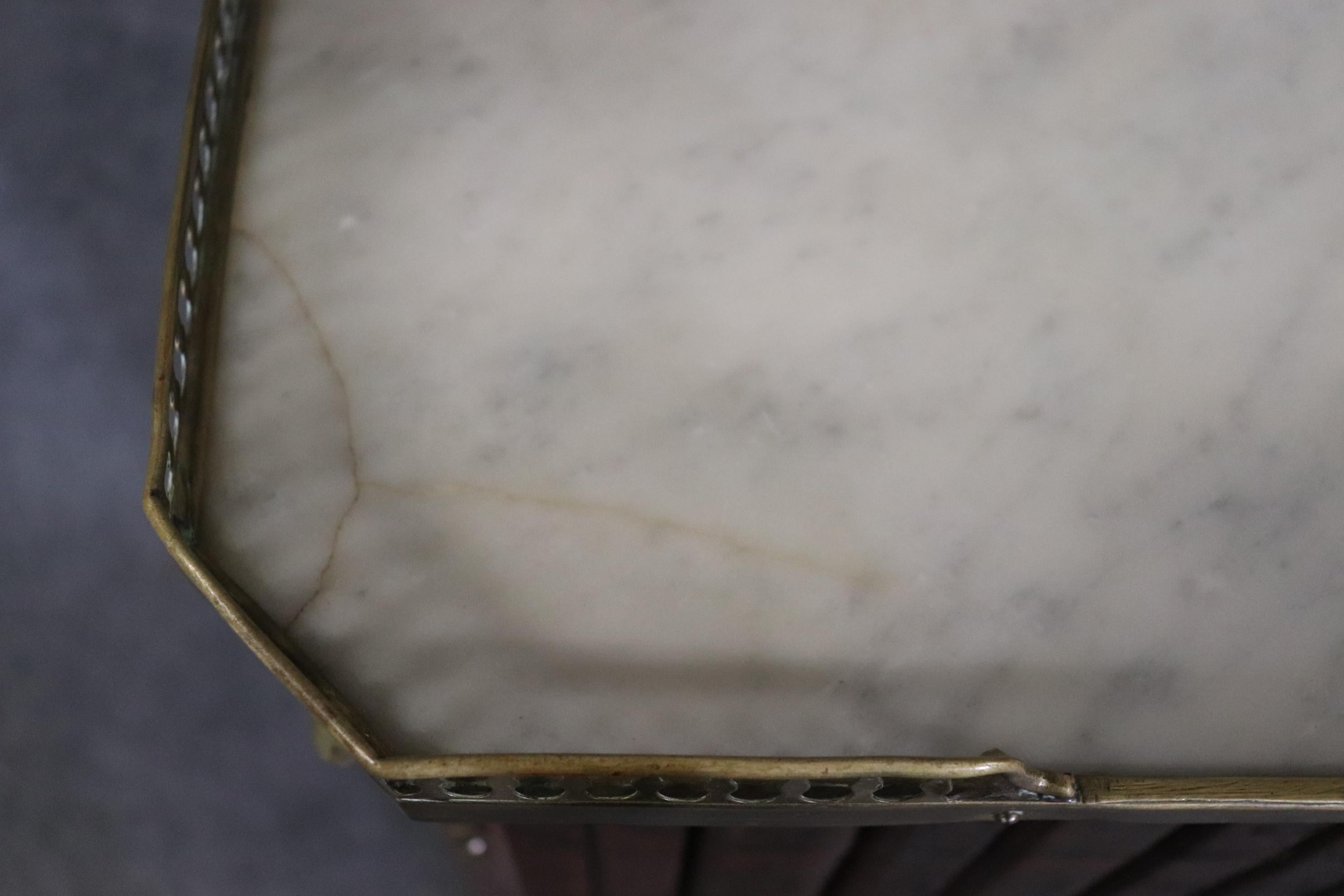 Französische Marmor Bronze Nussbaum Bücherregal-Leder-Bücherregale im Louis XV.-Stil, Louis XV.-Stil, Marmor im Angebot 13