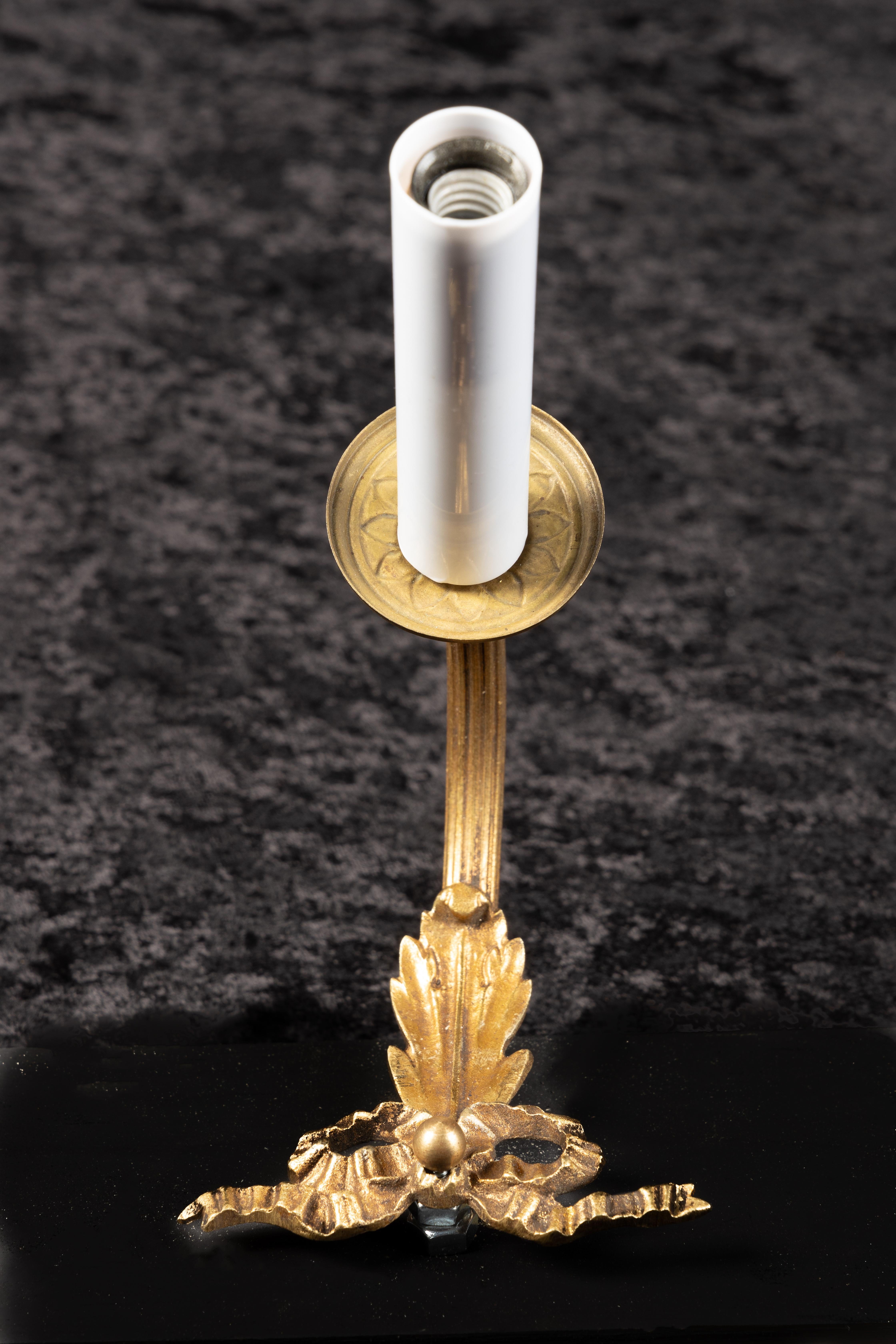 Splendida coppia di appliques francesi in bronzo Luigi XVI del XIX secolo con un bellissimo supporto a nastro cesellato.

Ogni pezzo nel nostro negozio è ricablato professionalmente e funzionante. Sono stati ricablati nel nostro negozio di