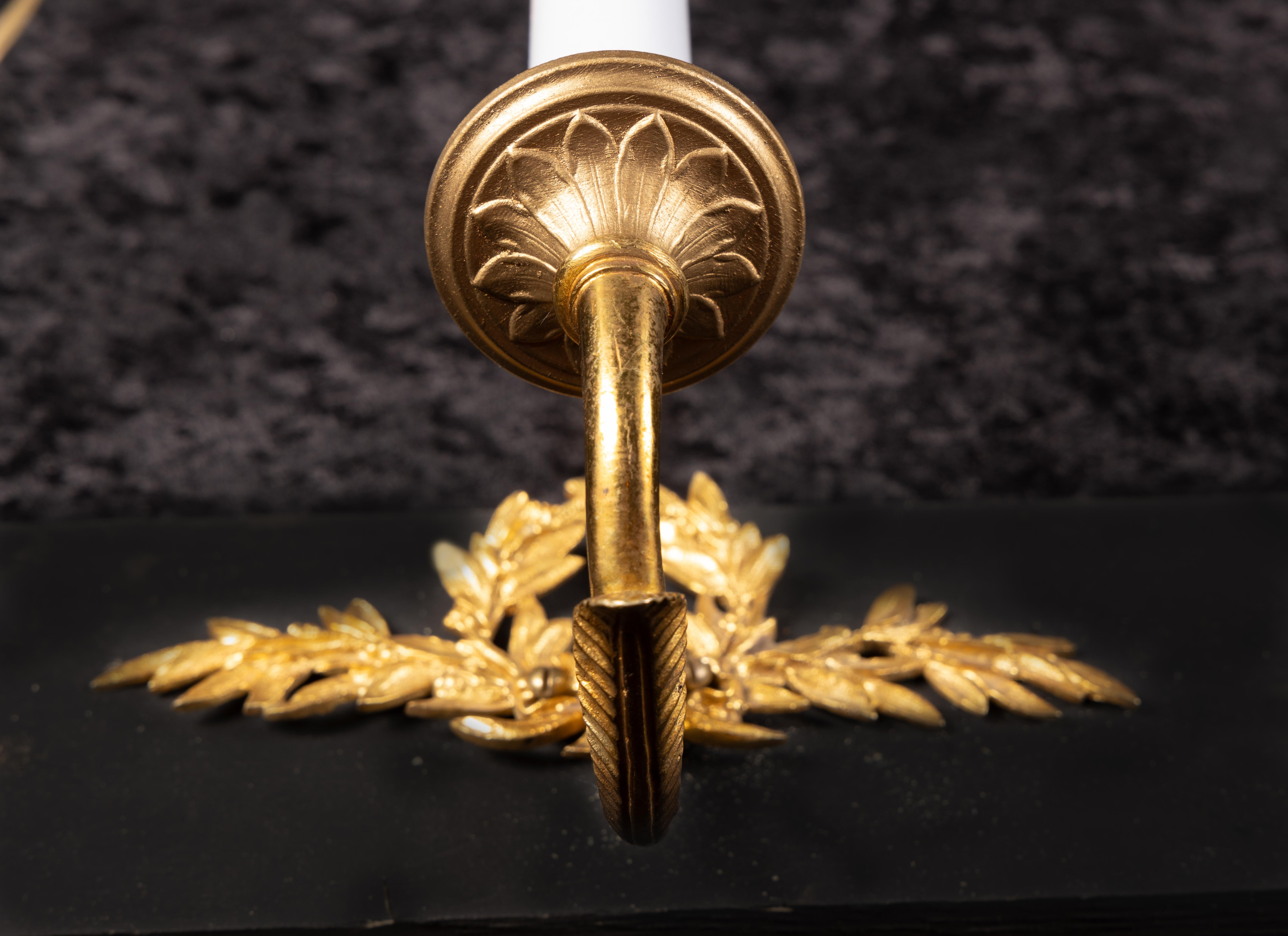 Wunderschöne französische Bronzeleuchter aus dem 19. Jahrhundert im Louis XVI-Stil mit einer schönen ziselierten Bandrückwand. Satz von drei verfügbar.

Jedes Stück in unserem Geschäft ist professionell neu verkabelt und funktionstüchtig. Sie wurden