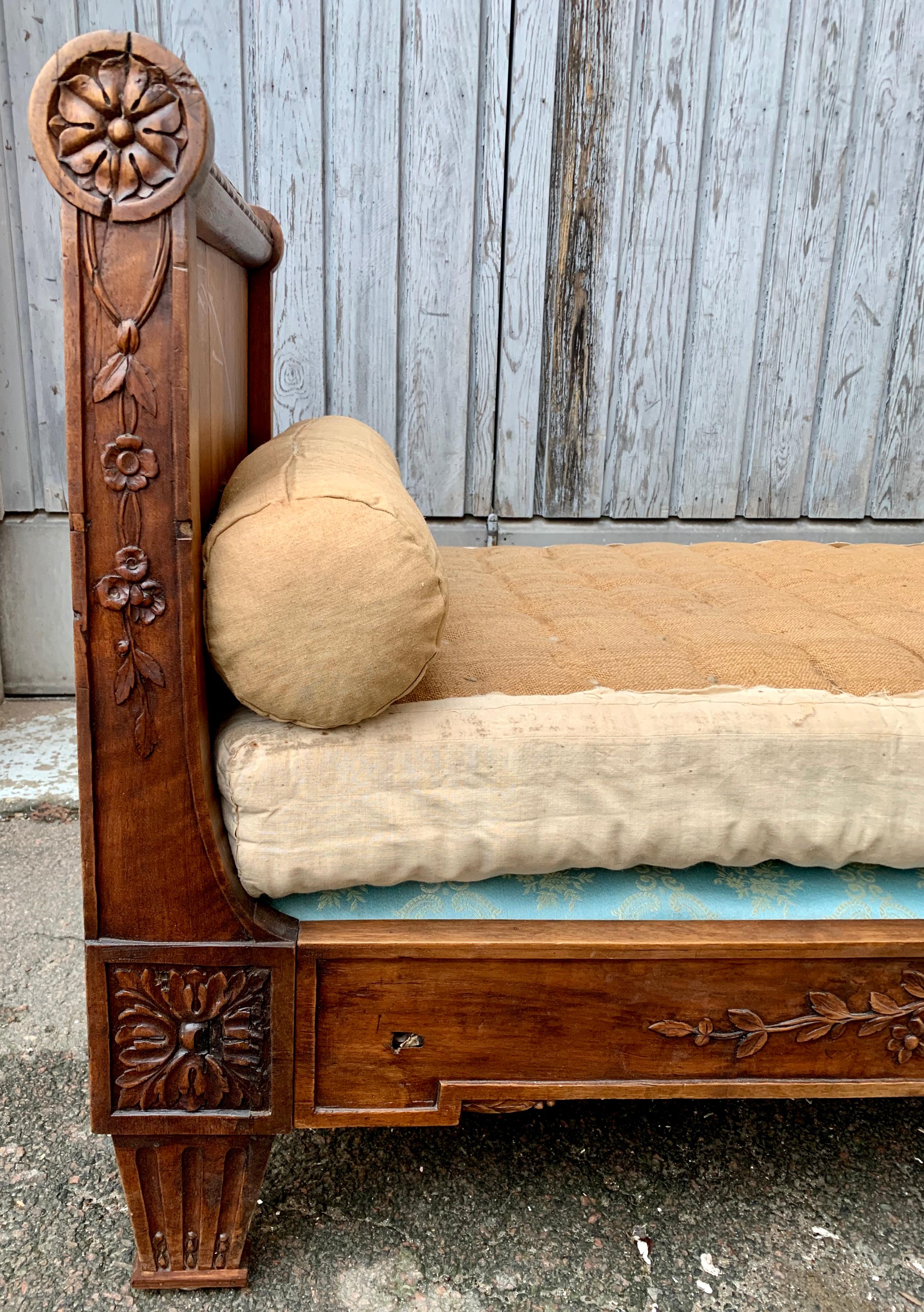 Small French Louis XVI Daybed Settee In Carved Mahogany 3