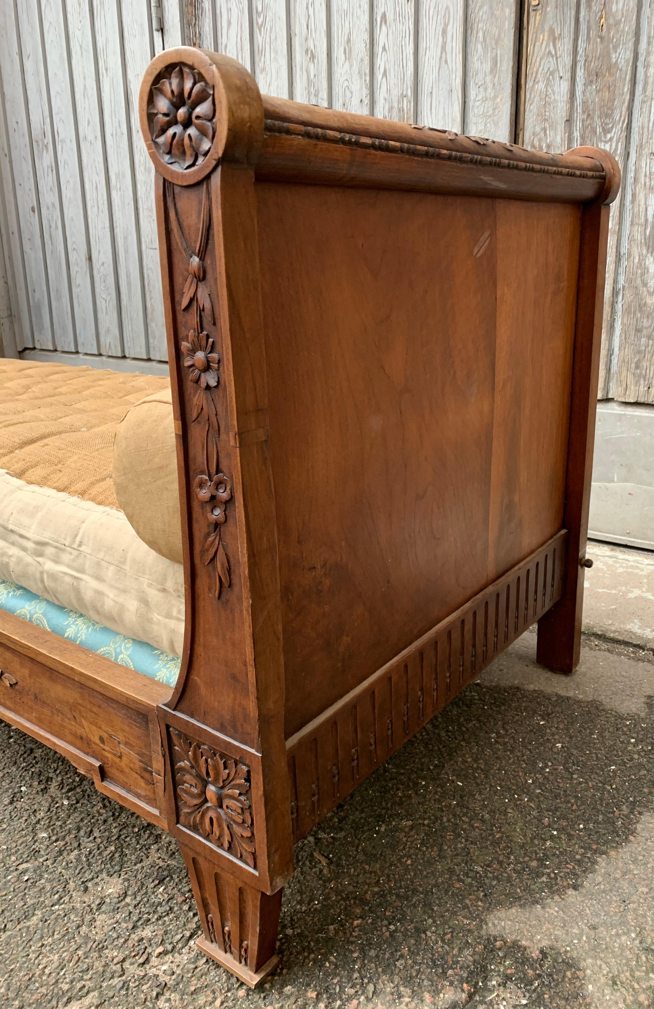 Small French Louis XVI Daybed Settee In Carved Mahogany 5