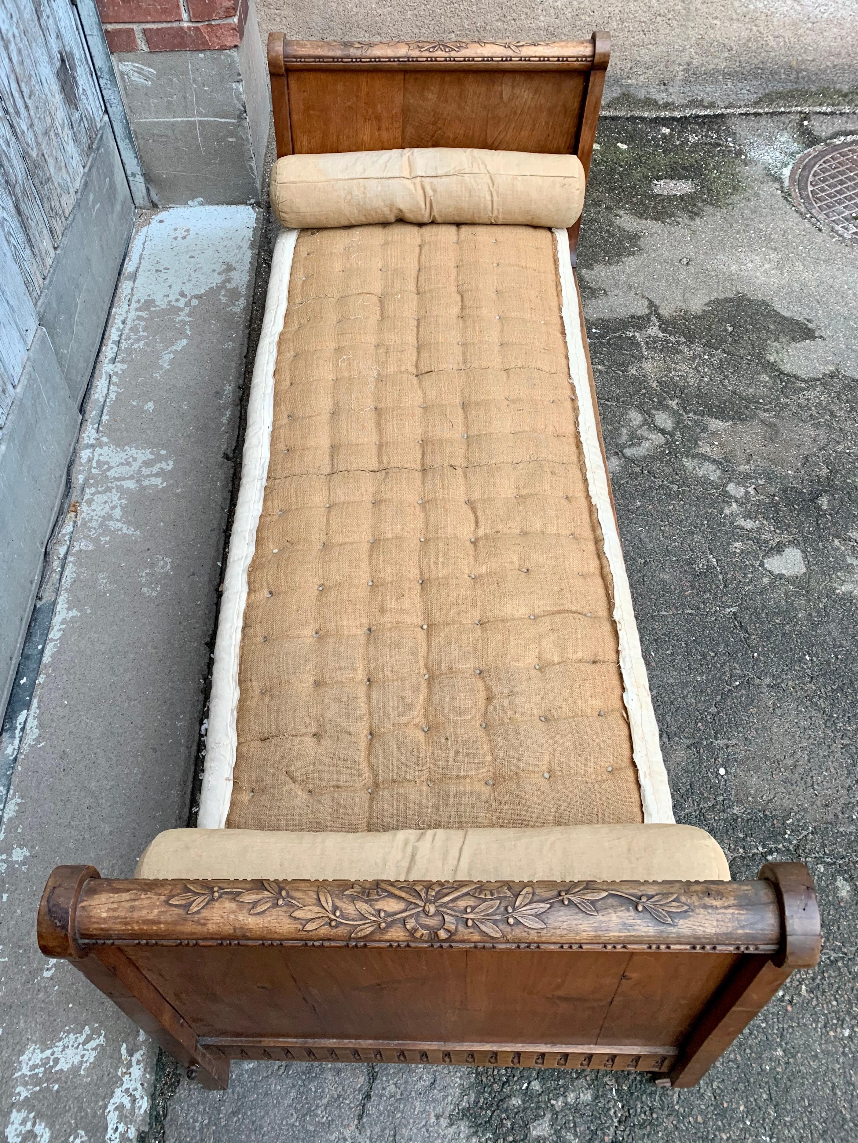 Small French Louis XVI Daybed Settee In Carved Mahogany 10