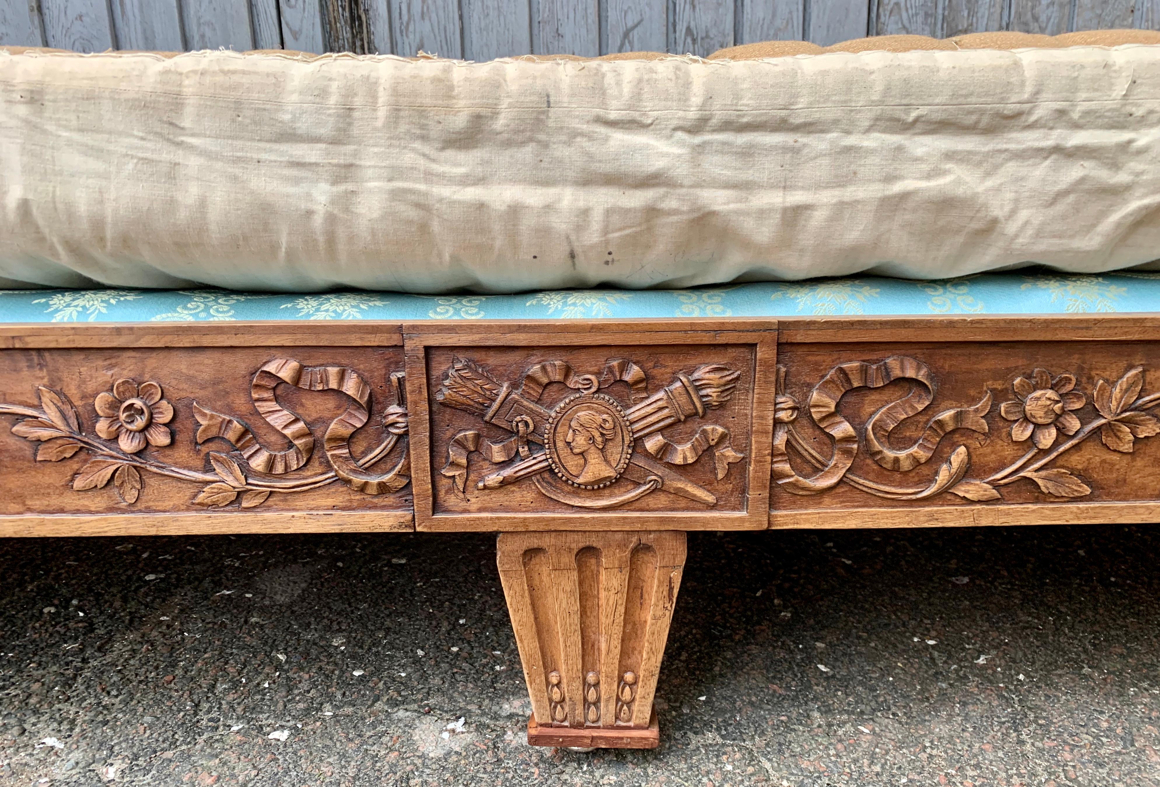 Small French Louis XVI Daybed Settee In Carved Mahogany In Good Condition In Haddonfield, NJ