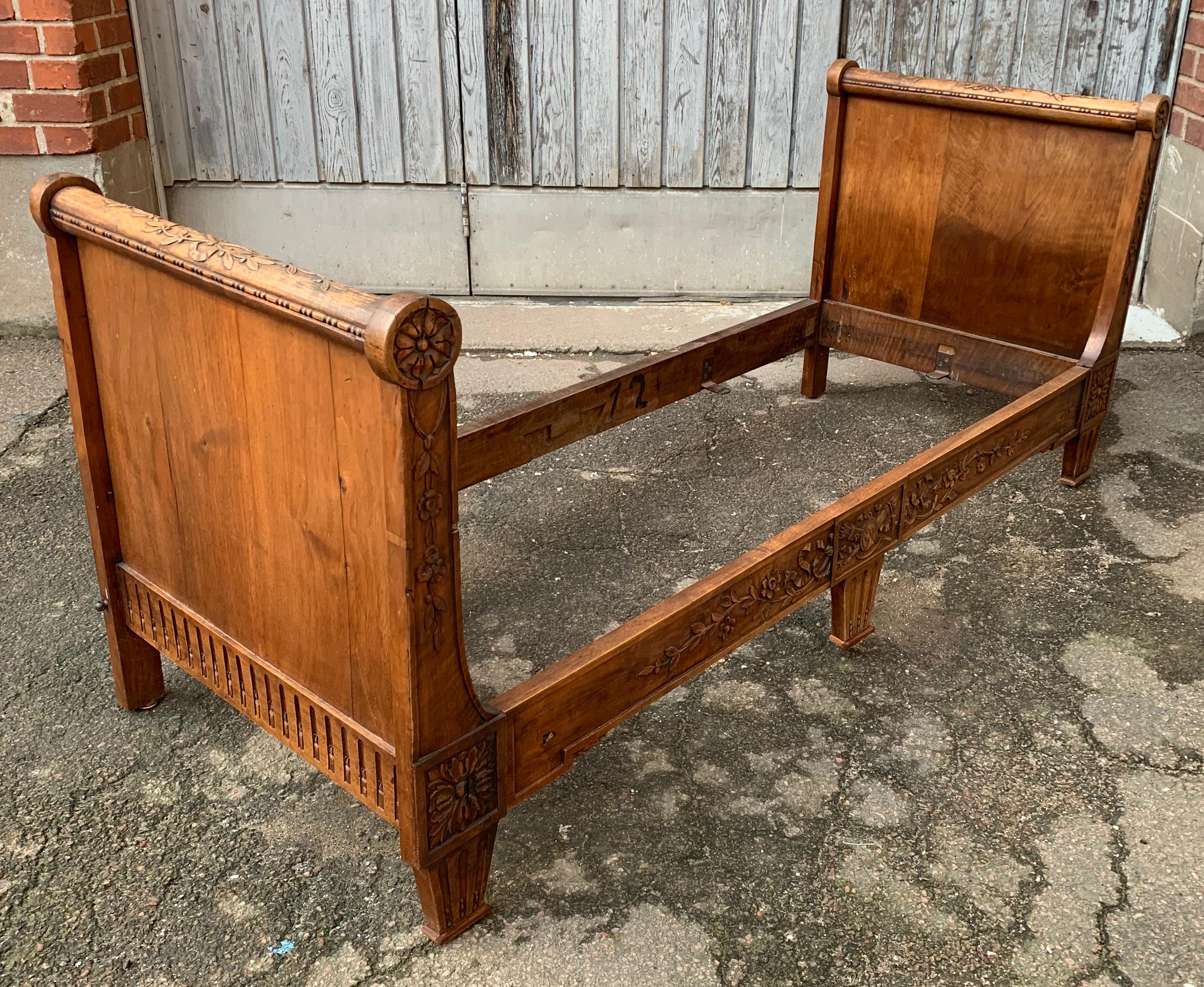 Late 18th Century Small French Louis XVI Daybed Settee In Carved Mahogany