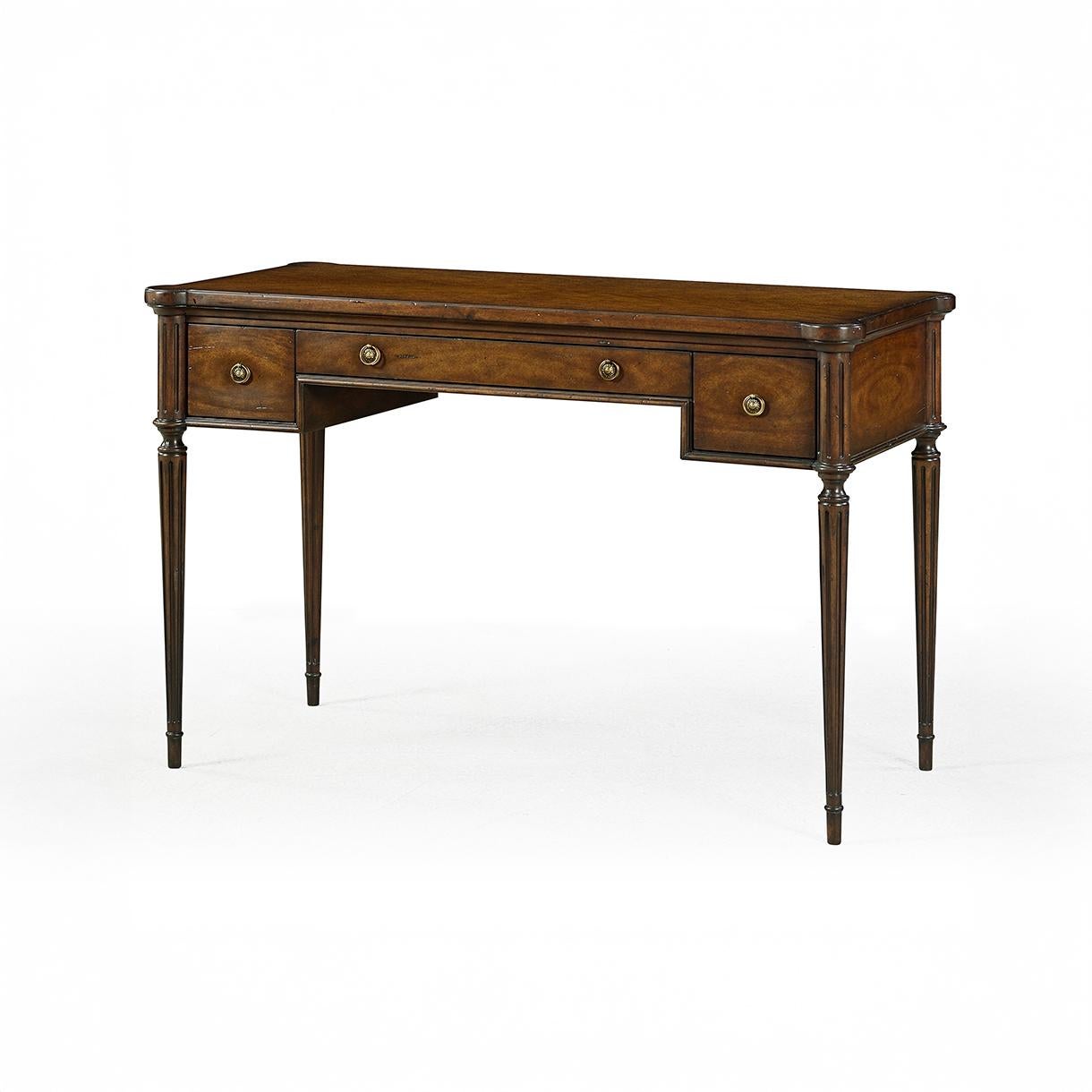 Questa scrivania dona alla tua casa un'eleganza senza tempo e una delicata raffinatezza. Realizzato in legno di Acacia con una morbida finitura in mogano Country, questo pezzo presenta un piano liscio e angoli a torretta, con un bordo sottilmente