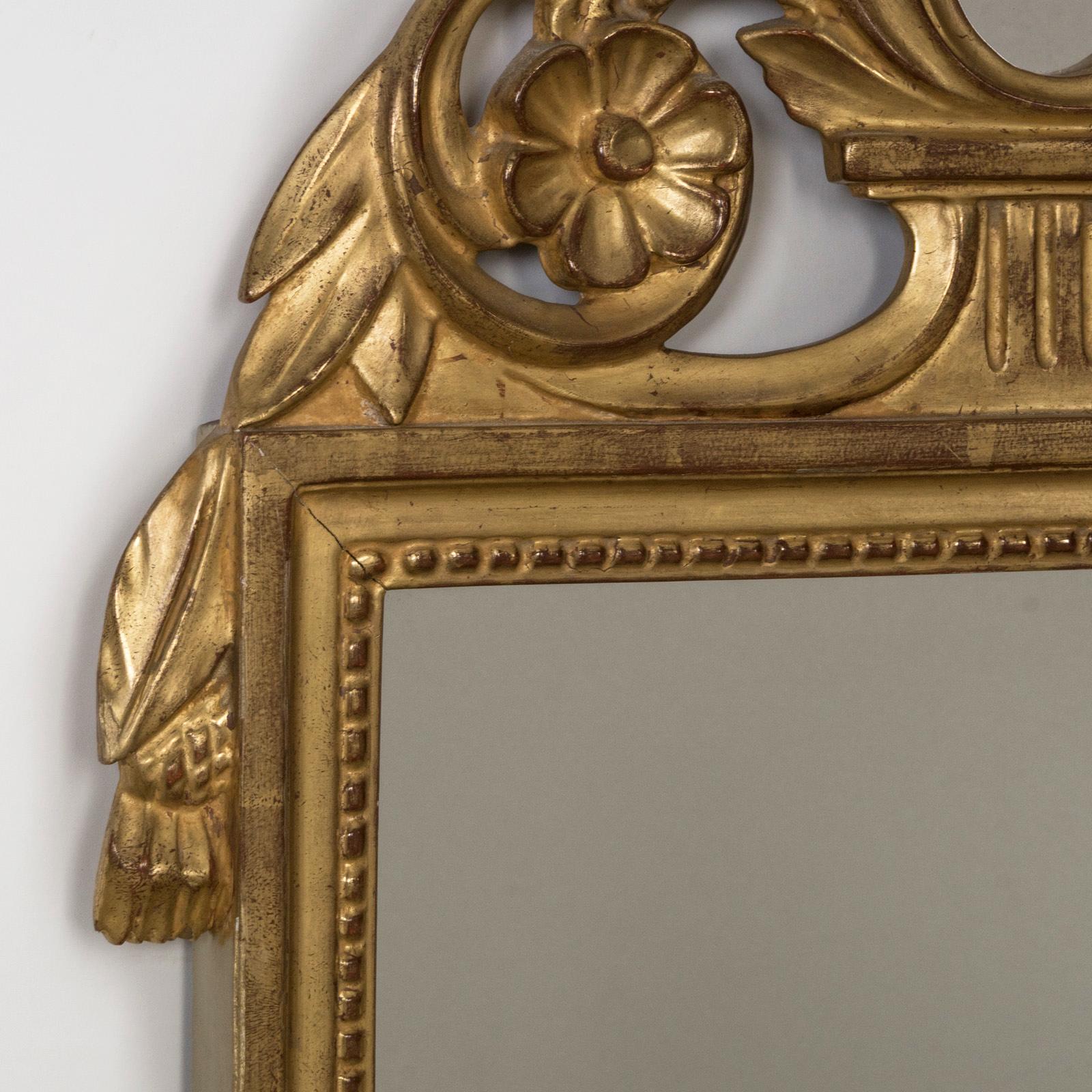 Kleiner französischer Louis XVI-Hochzeitsspiegel mit Spiegelwappen (Vergoldet) im Angebot