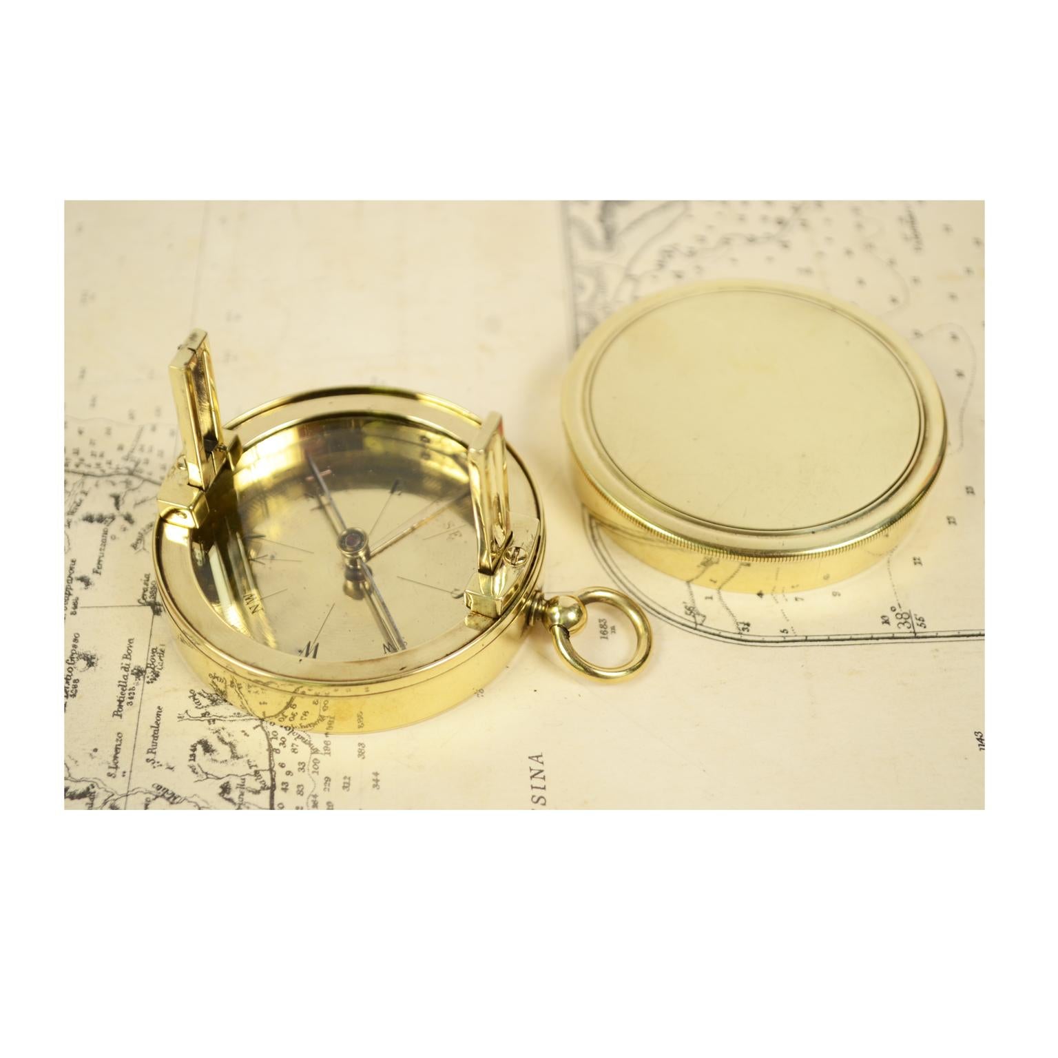 Small French-made brass compass, second half of the 19th century. It is an instrument used for measuring horizontal angles and magnetic orientation. The instrument consists of two movable alidades with targets and a compass complete with a