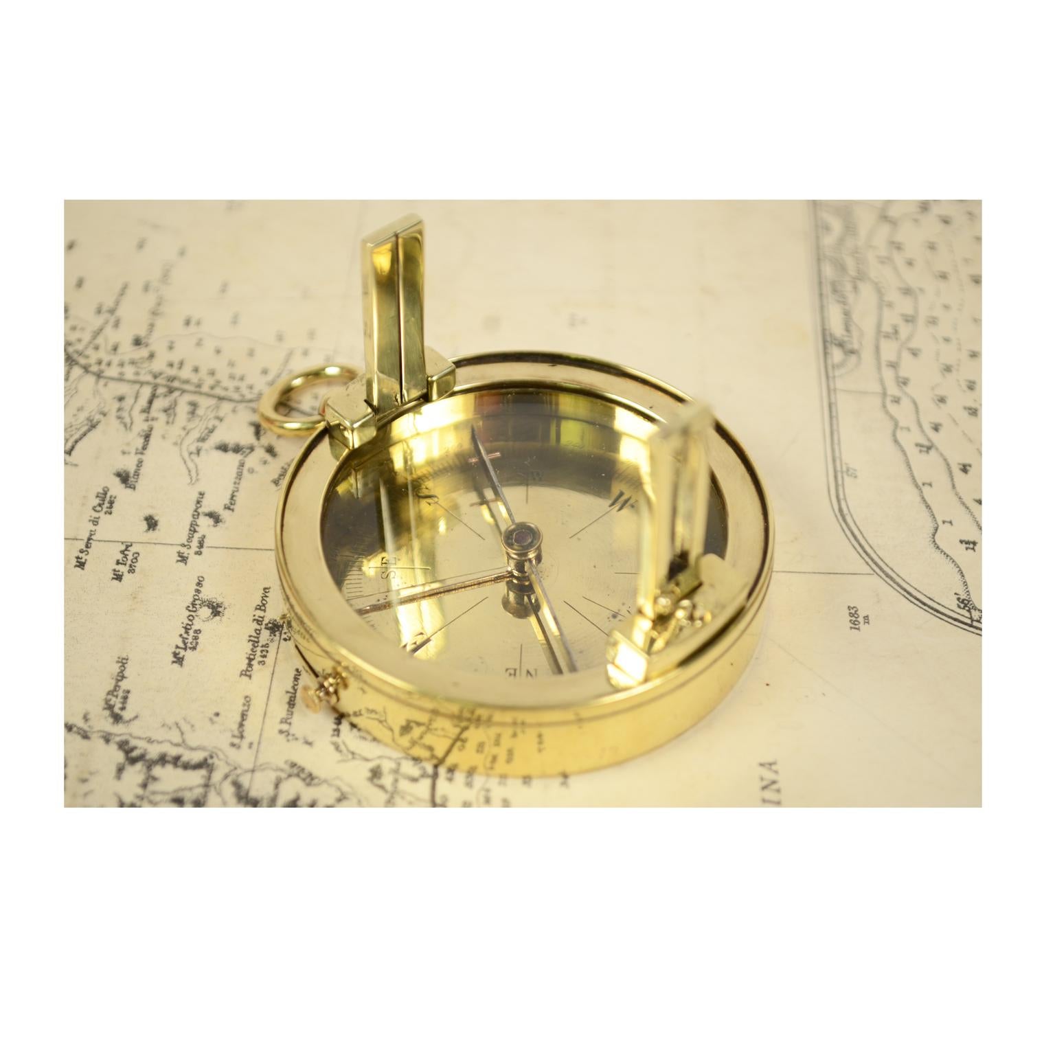 Small French-Made Brass Compass Second Half of the 19th Century In Good Condition In Milan, IT