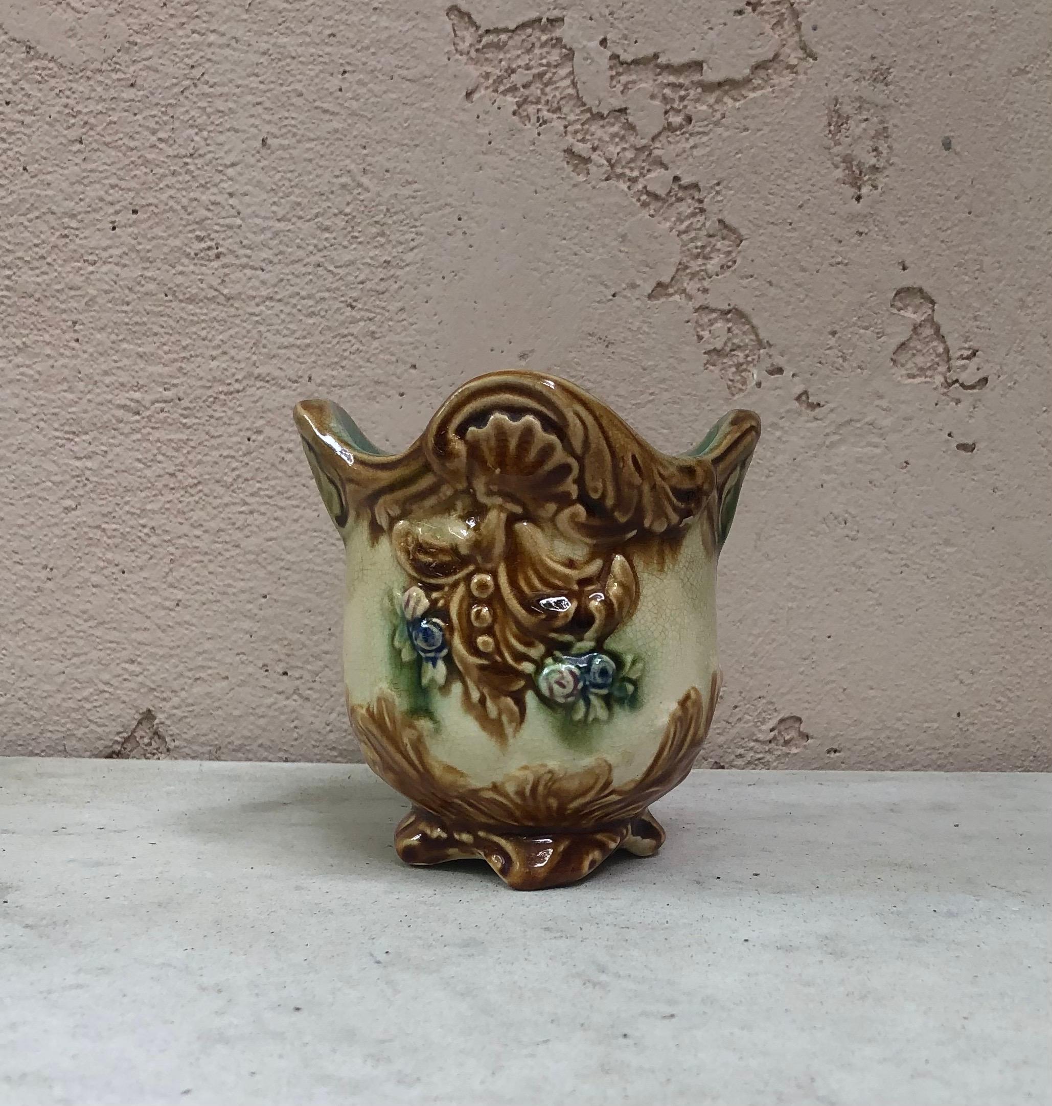 Small French Majolica cache pot Onnaing Circa 1890.
Decorated with a medallion and flowers.