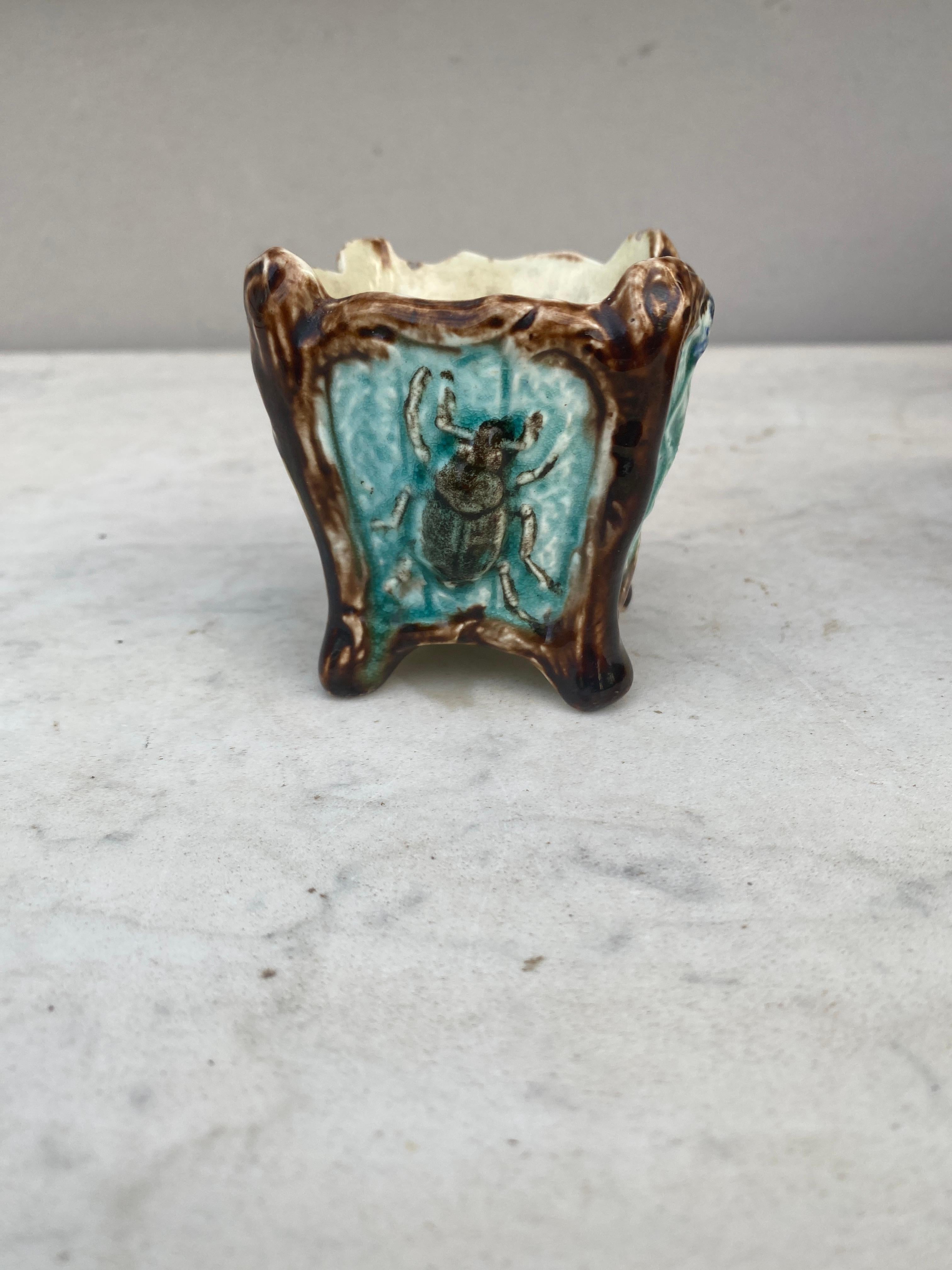 Small French Majolica cache pot attributed to Onnaing, circa 1890.
Decorated with butterfly,insect and leaves.
Measure : H / 2.7