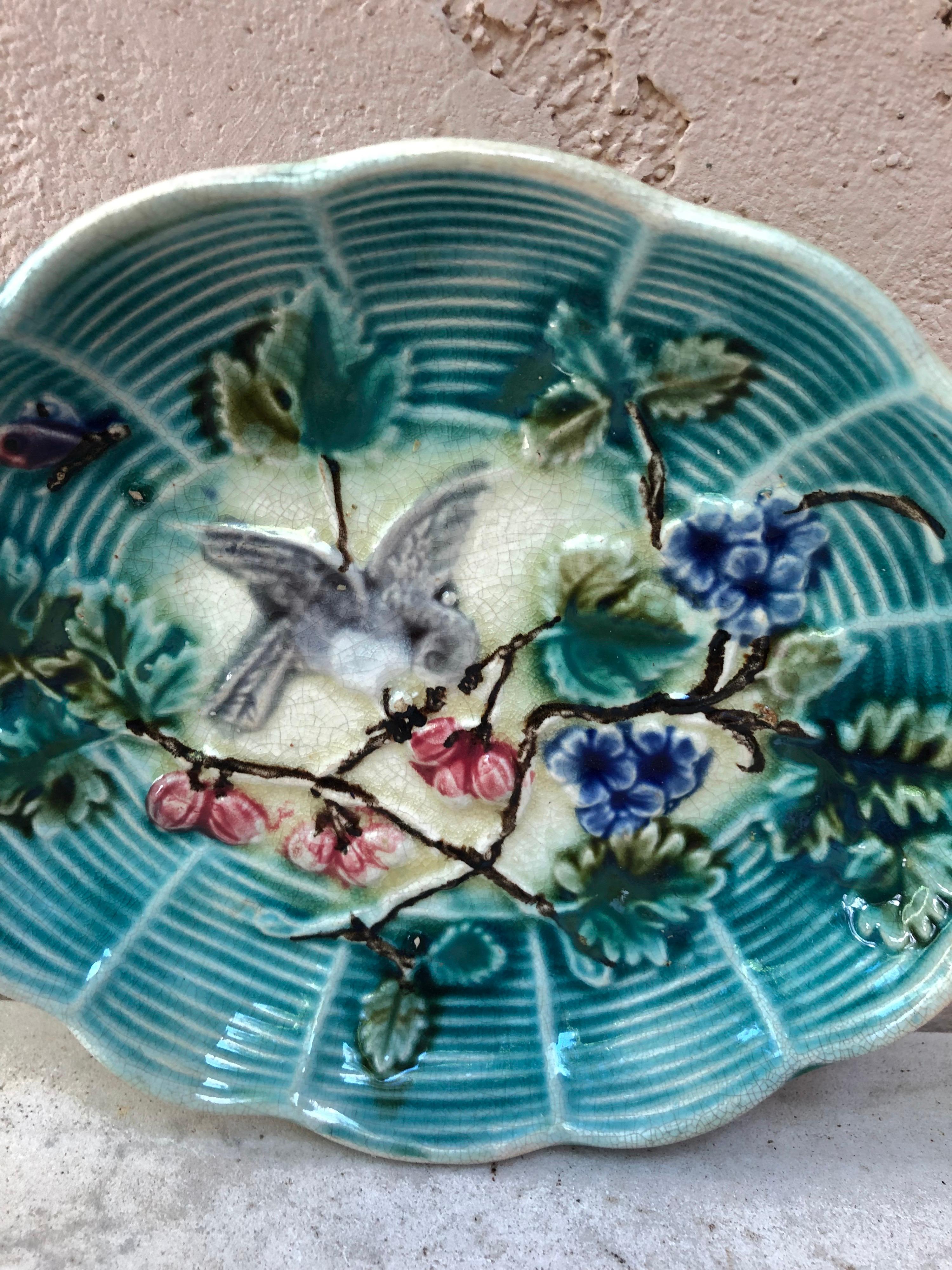 Small French Majolica dish with bird anf flowers Onnaing, circa 1890.