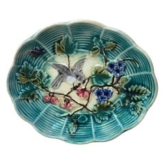 Petit plat en majolique française avec oiseau Onnaing, vers 1890