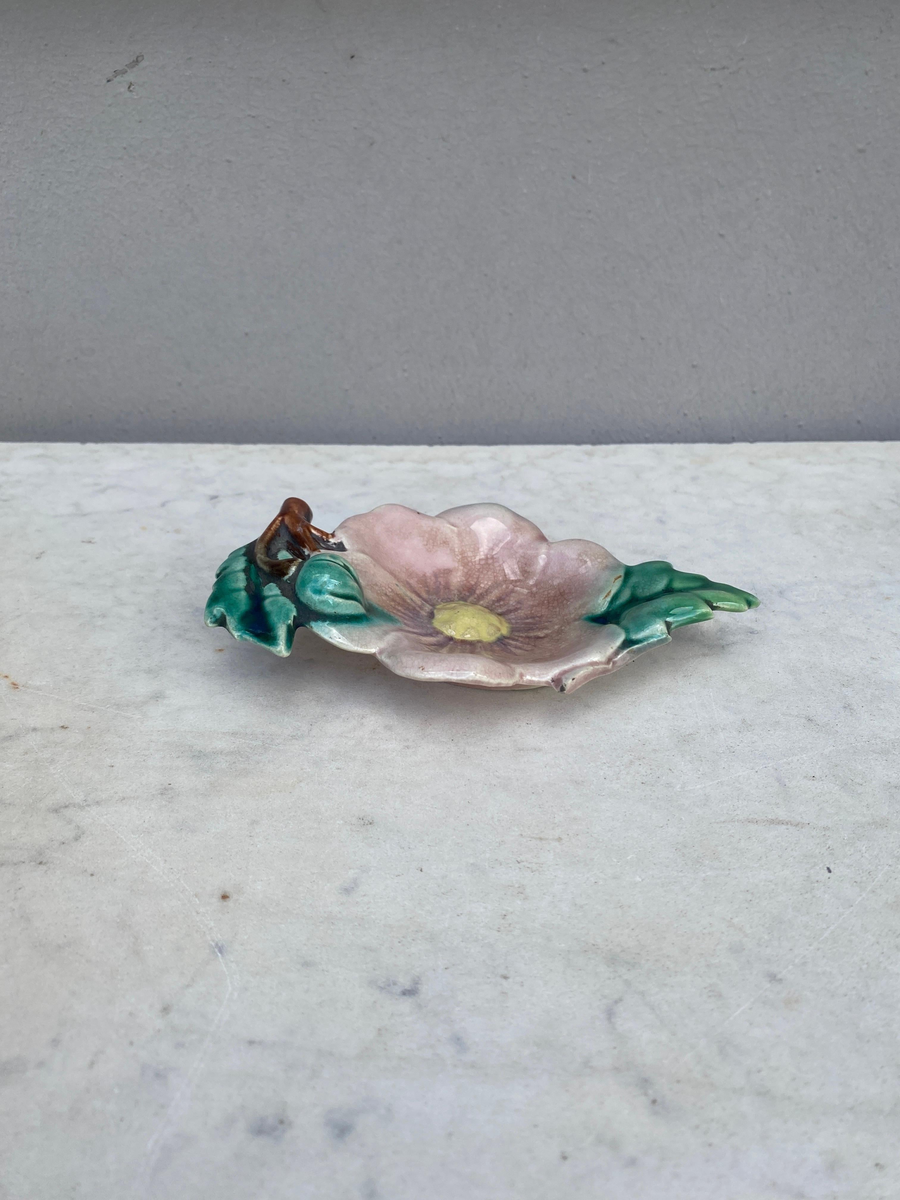 Small French Majolica Flower Dish Circa 1900 In Good Condition For Sale In Austin, TX