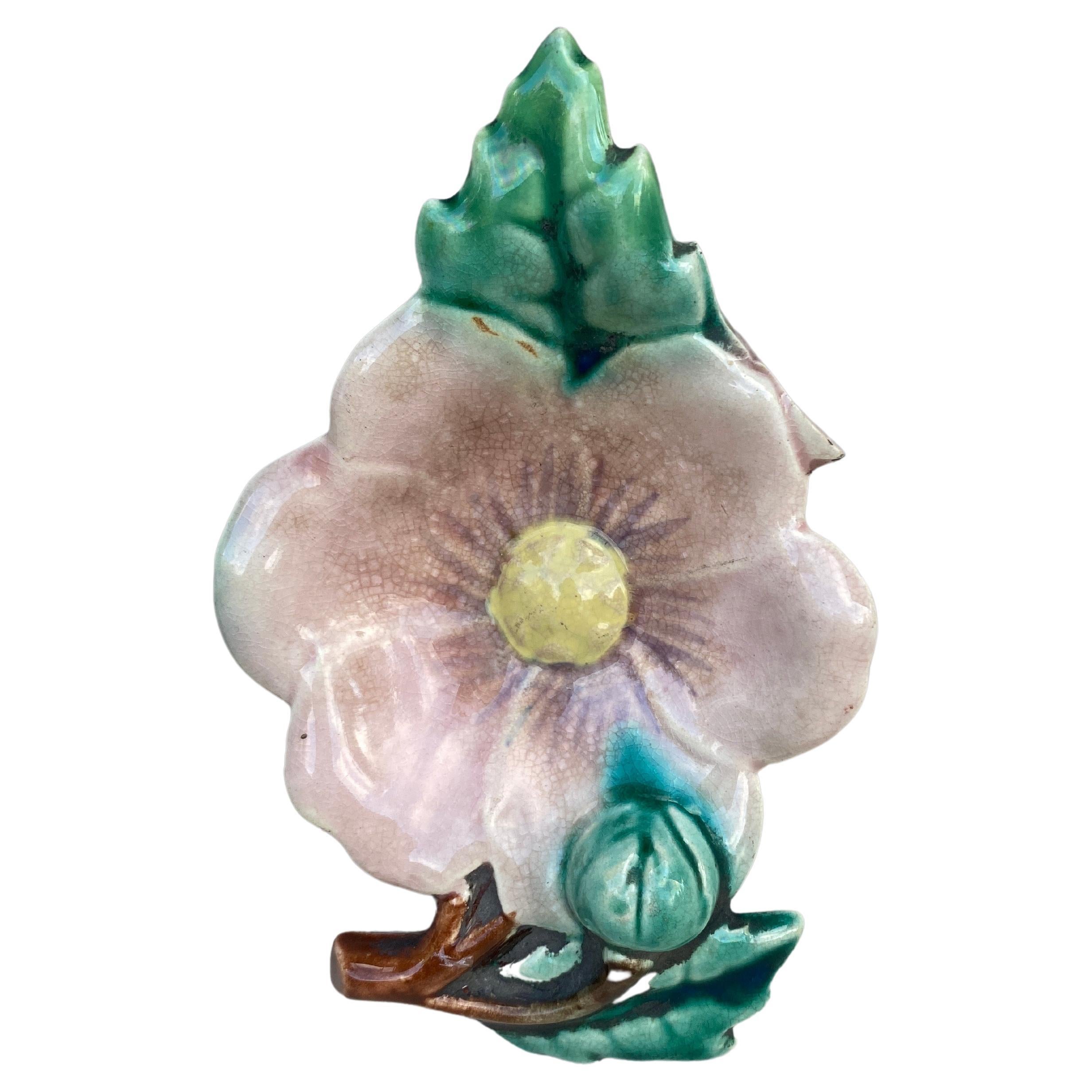 Pequeño Plato Floral de Mayólica Francesa Circa 1900 en venta
