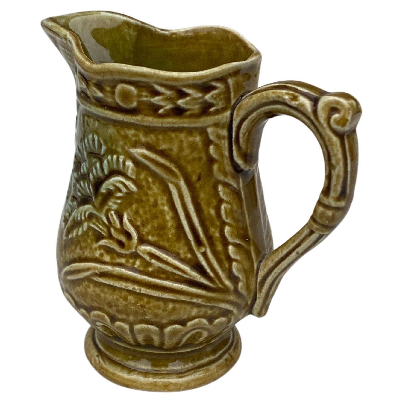 Rustique Petit pichet crémier en majolique française circa 1900 en vente