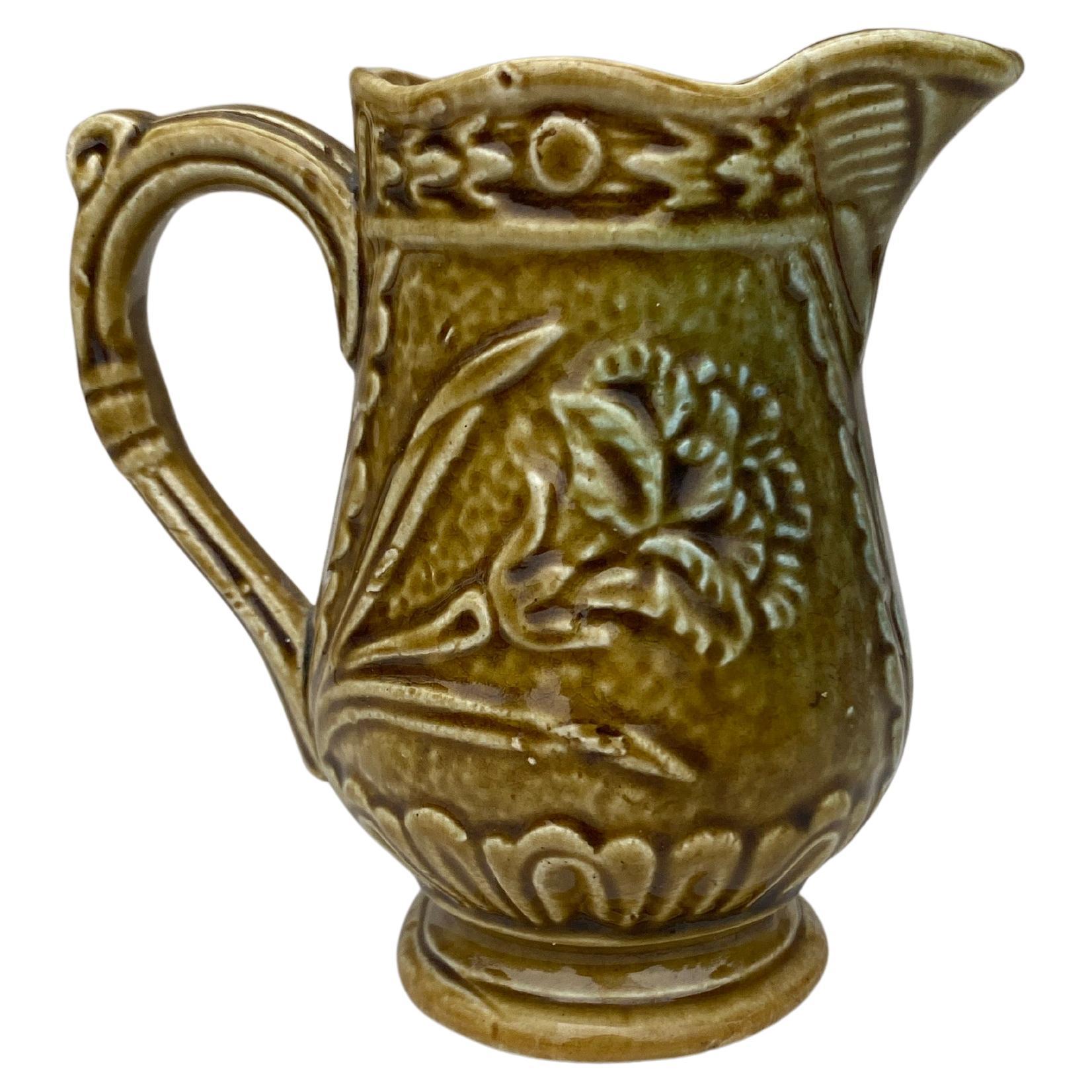 Français Petit pichet crémier en majolique française circa 1900 en vente