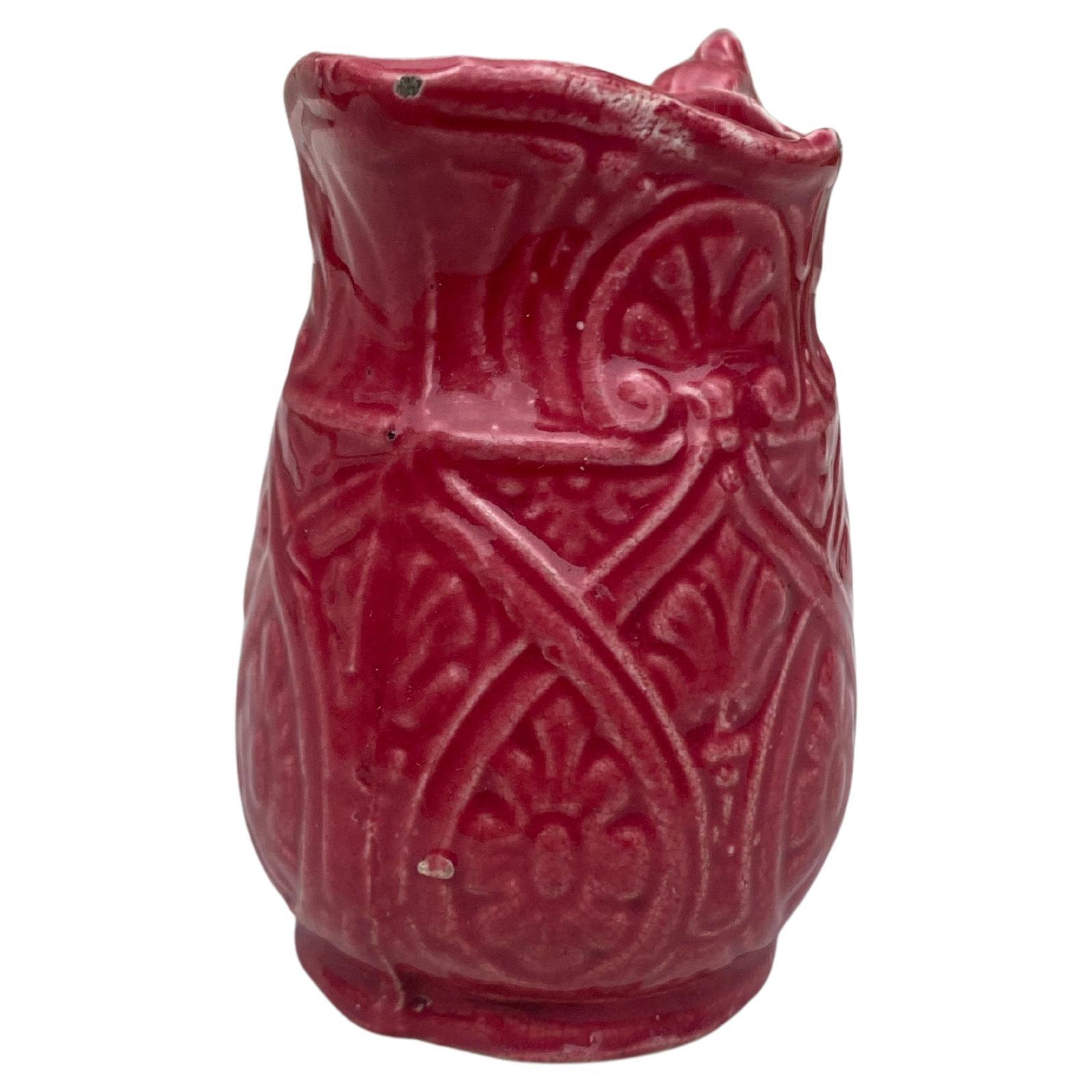 Français Petit pichet crémier en majolique française circa 1900 en vente