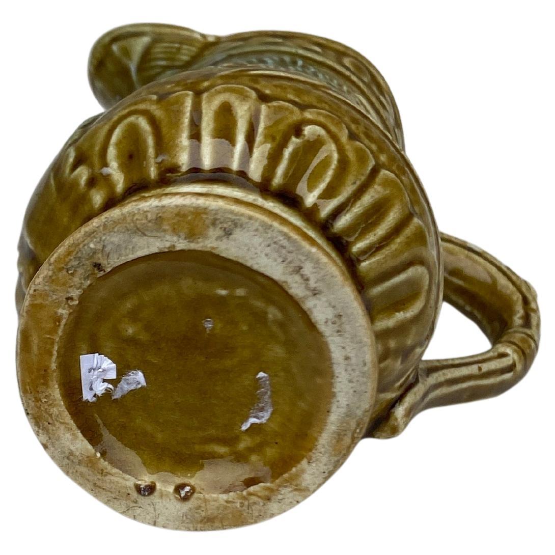 Petit pichet crémier en majolique française circa 1900 Bon état - En vente à Austin, TX