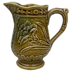 Pequeña jarra de mayólica francesa Creamer circa 1900