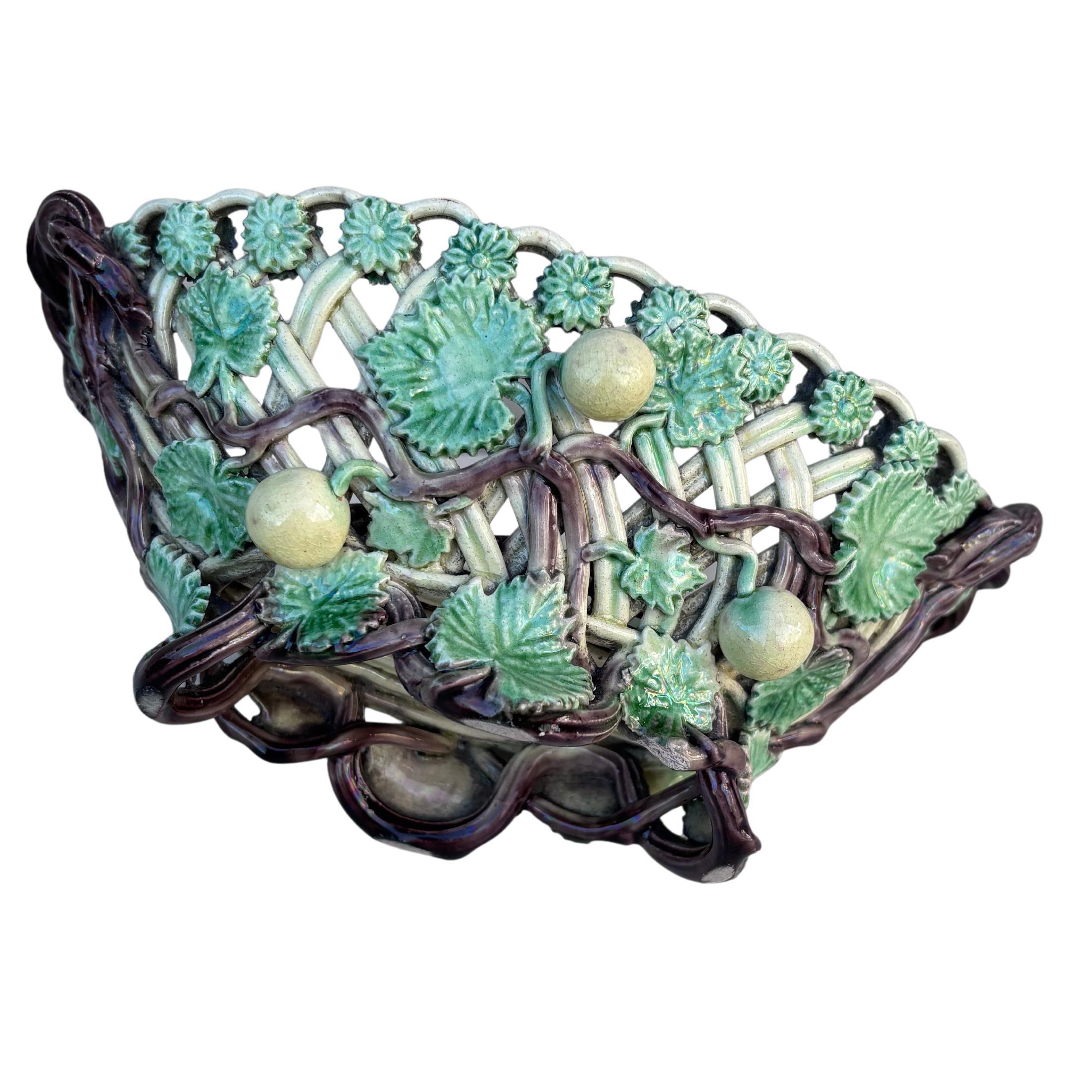 Piccolo Jardiniere francese in maiolica a manico reticolato CIRCA 1890.
Foglie e bacche.
L / 8 per 4,8 pollici.
H. / 3,4 pollici.