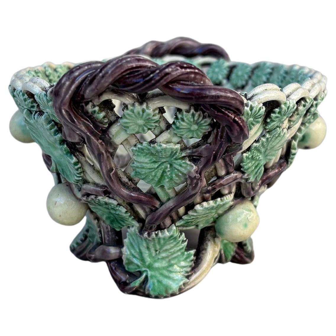 Francese Piccolo Jardiniere francese in maiolica reticolata CIRCA 1890 in vendita