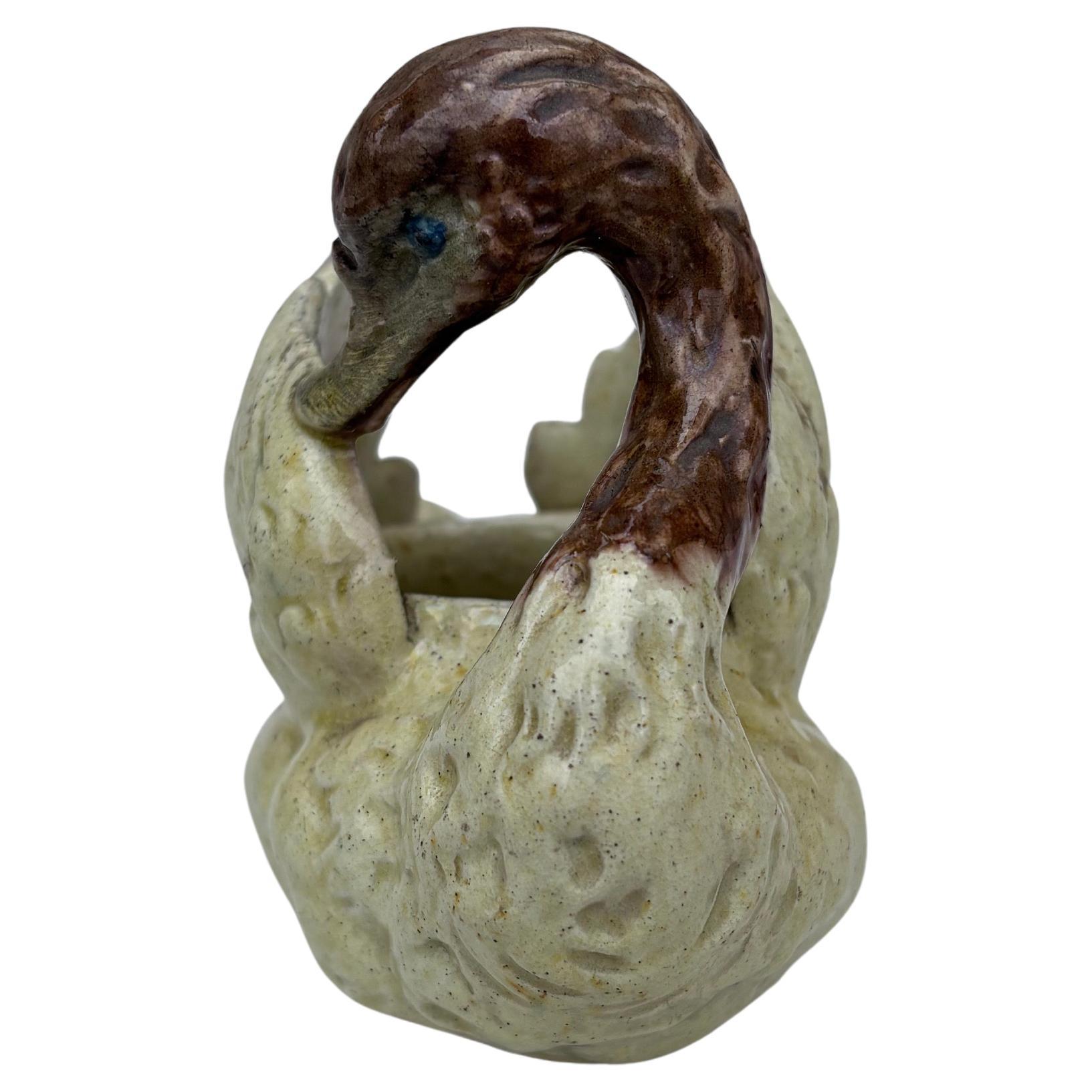 Petite jardinière à cygne en majolique française Circa 1890.
Hauteur / 4 pouces.
Longueur / 5.2 par 2.5 pouces.