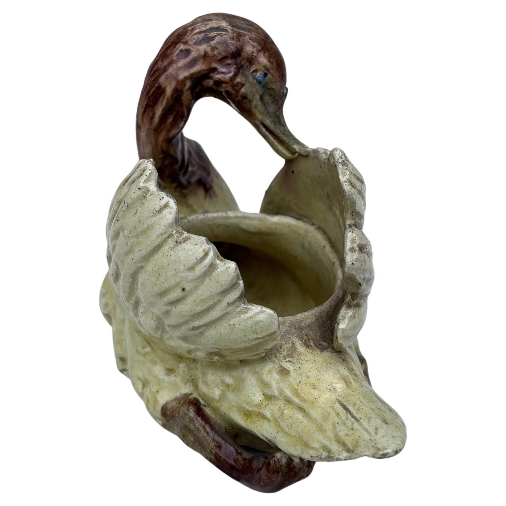 Français Petite jardinière en majolique française en forme de Swan Circa 1890 en vente