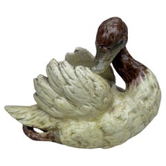 Pequeña jardinera francesa de mayólica con cisne Circa 1890