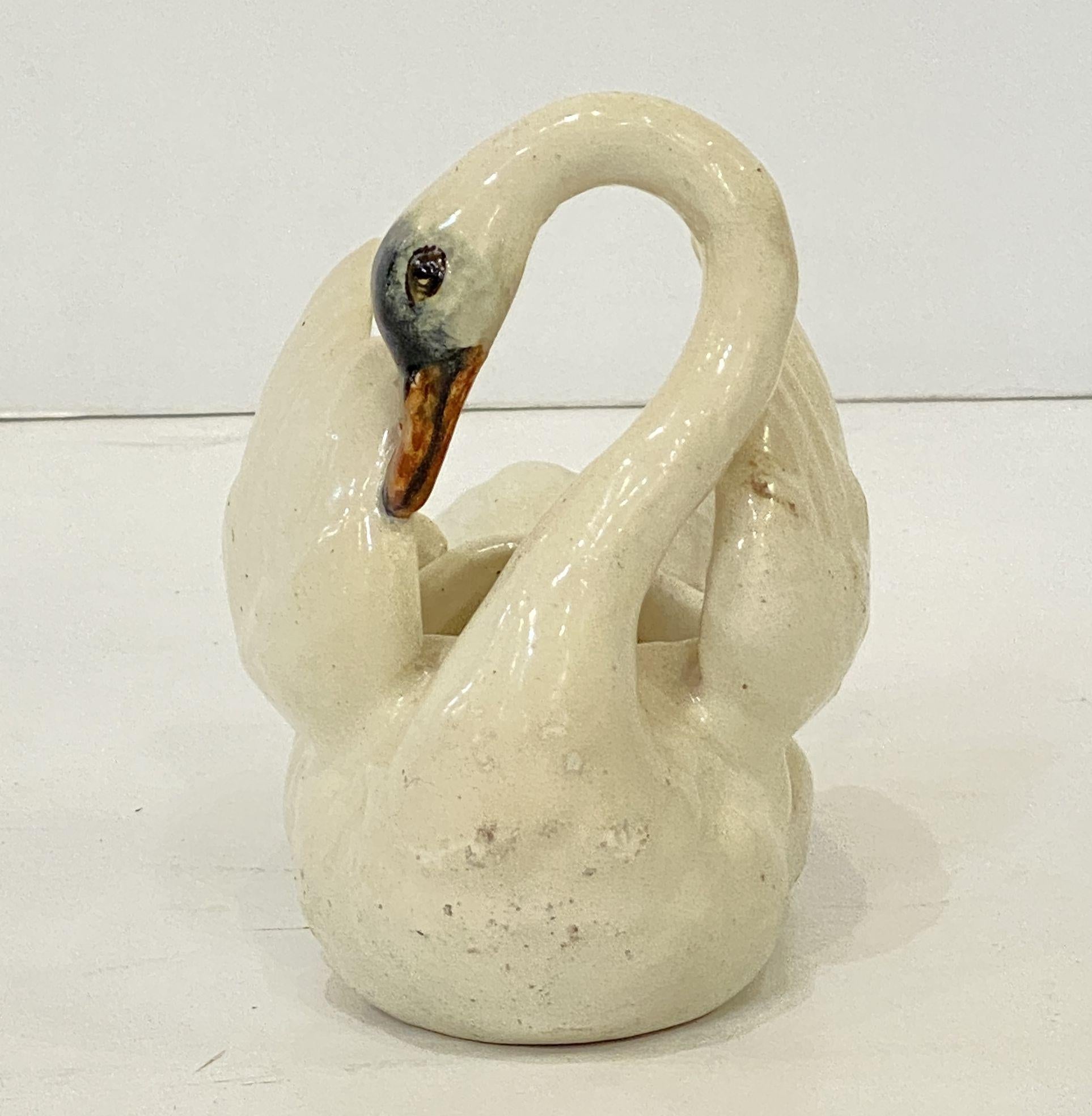 Francese Piccolo cigno francese in maiolica bianca di Delphin Massier in vendita