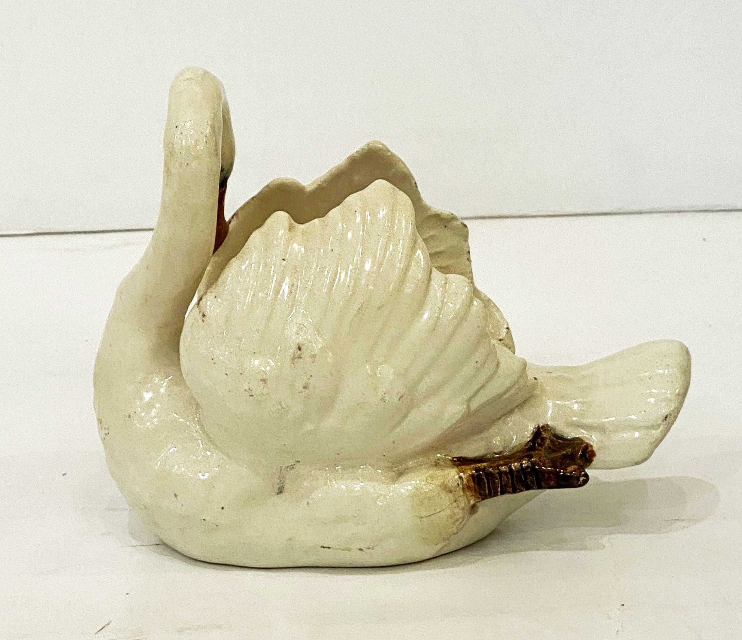 Smaltato Piccolo cigno francese in maiolica bianca di Delphin Massier in vendita