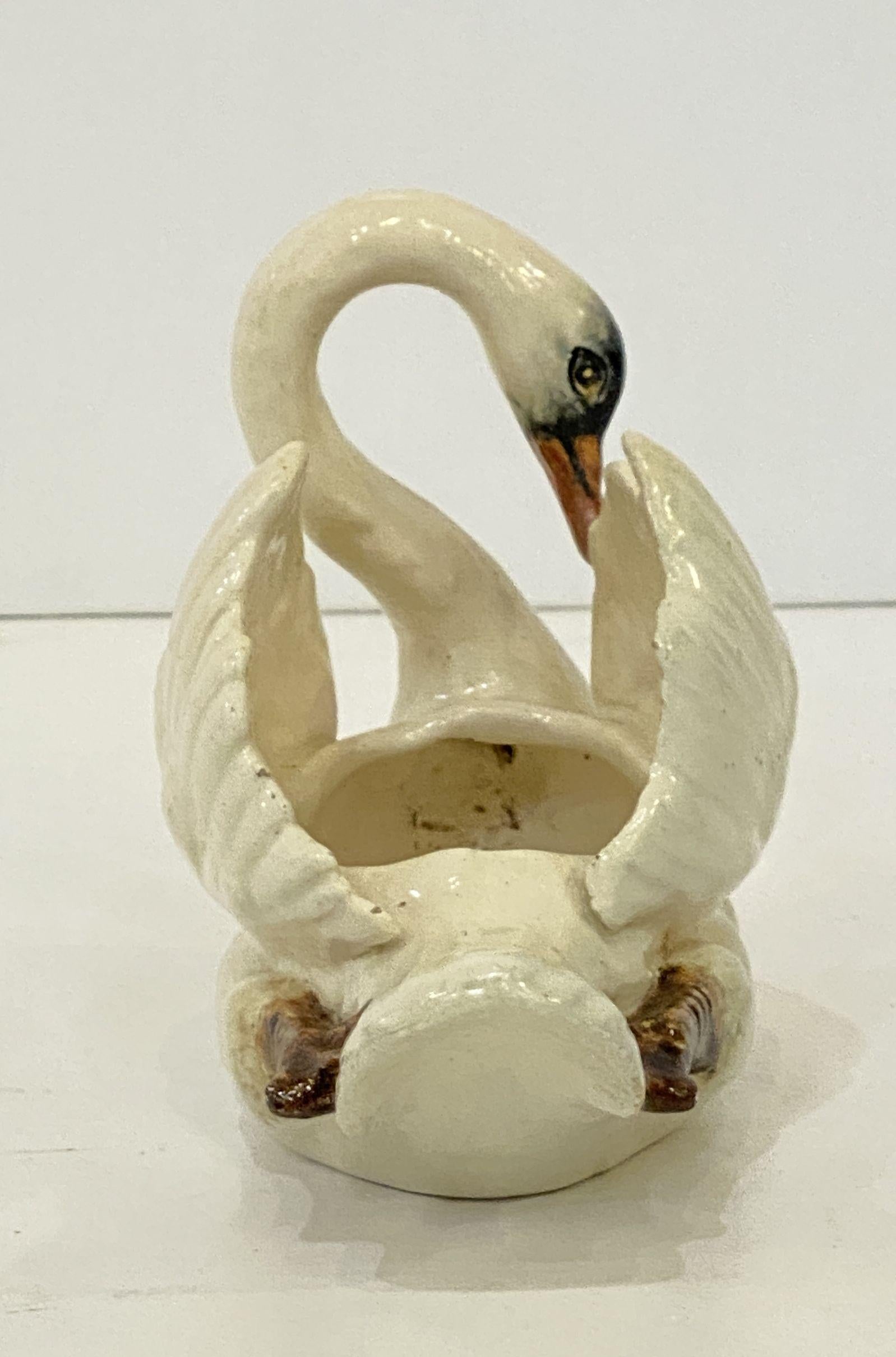 Piccolo cigno francese in maiolica bianca di Delphin Massier In condizioni buone in vendita a Austin, TX