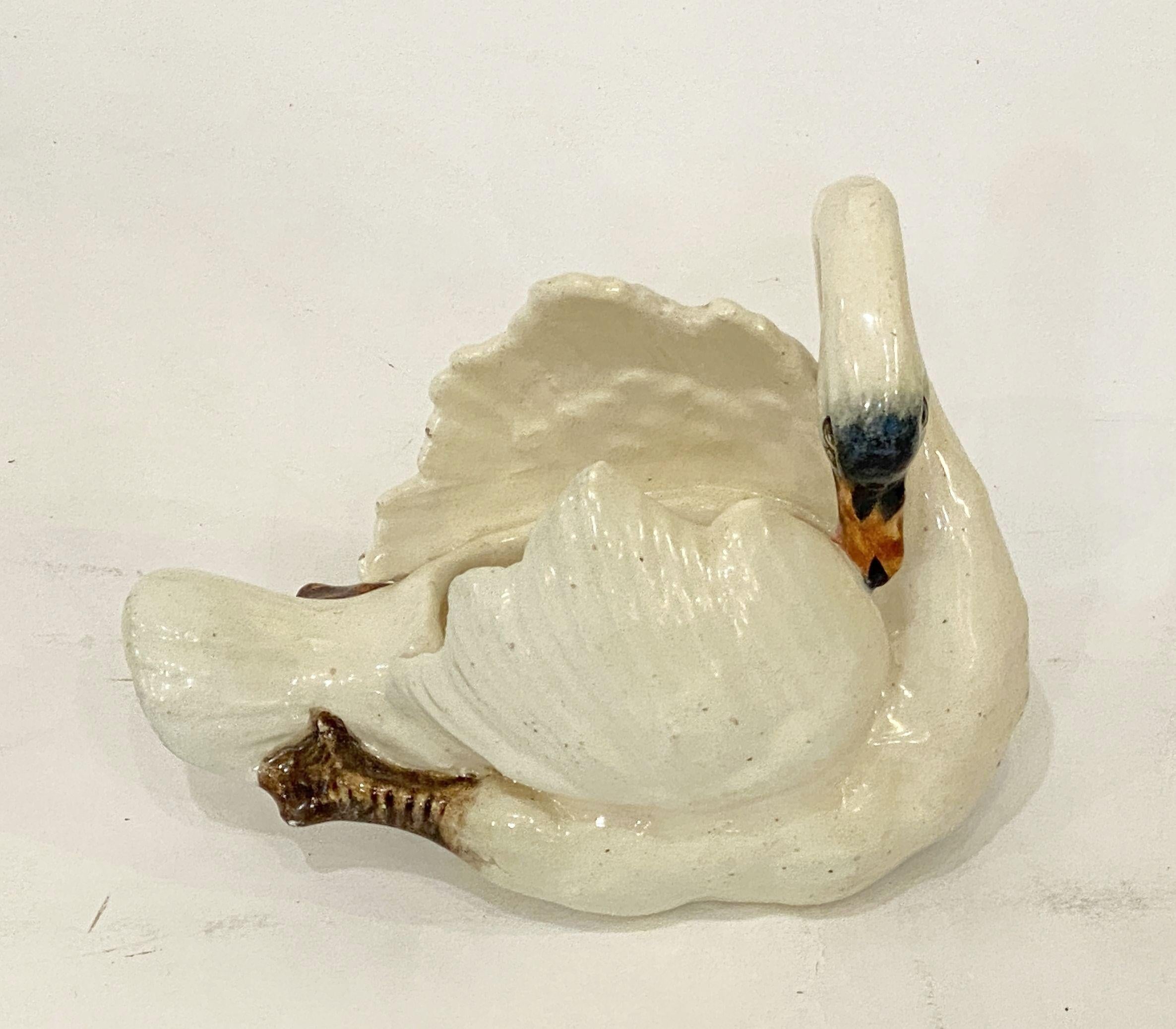 Cotto Piccolo cigno francese in maiolica bianca di Delphin Massier in vendita
