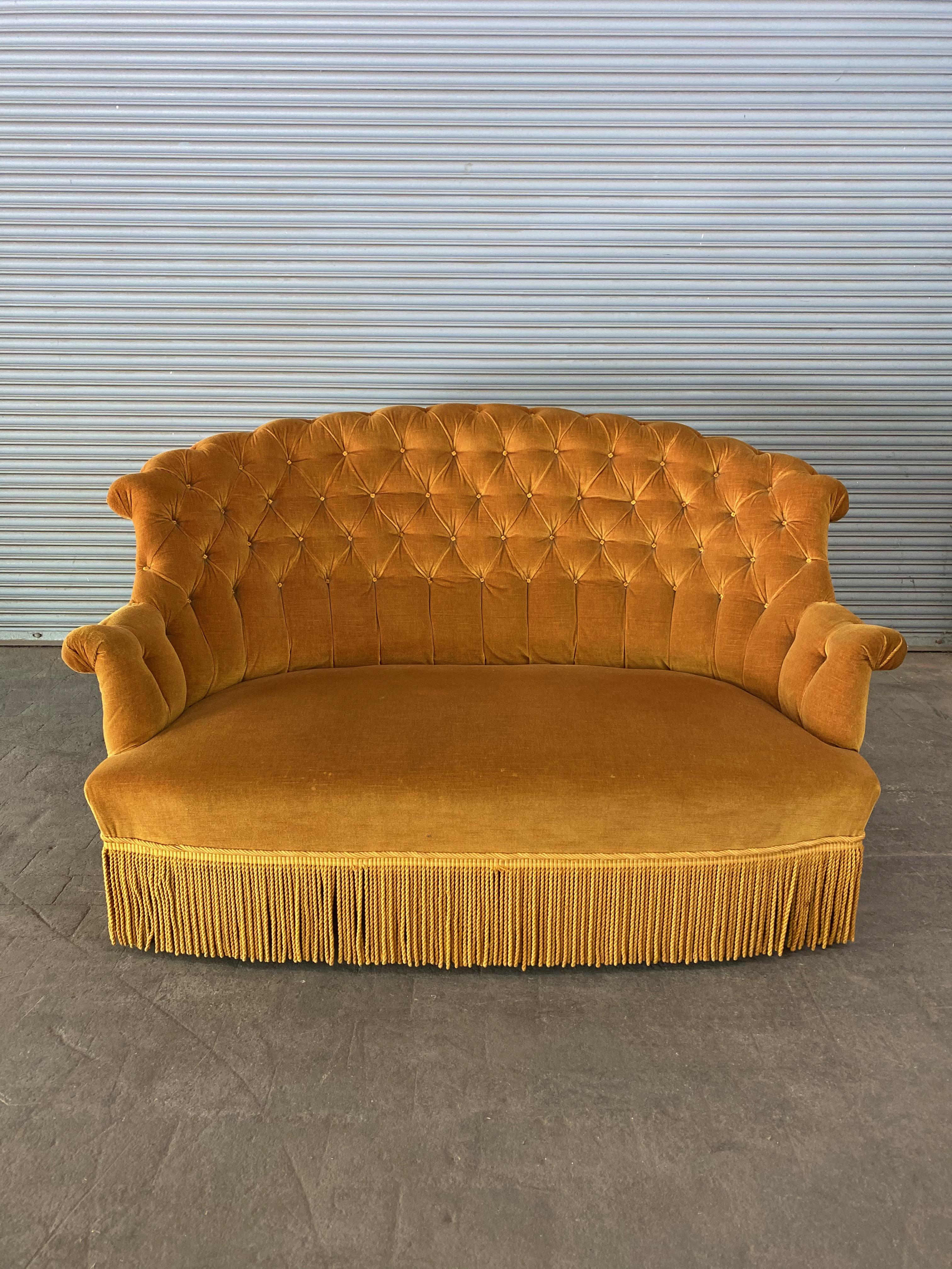 Small French Napoleon III Gold Velvet Tufted Settee In Good Condition In Buchanan, NY