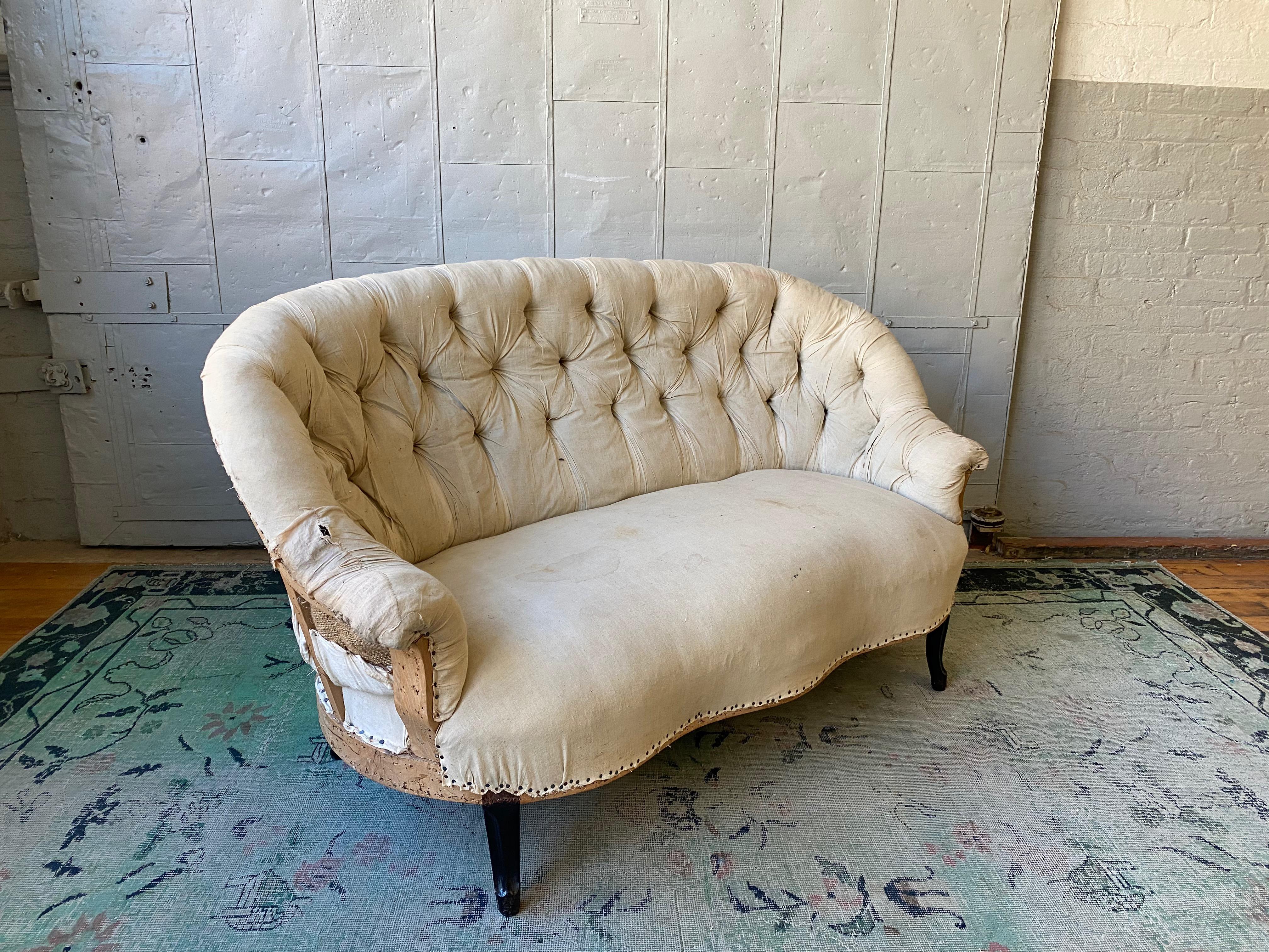 Small French Settee with Tufted Back and Cabriole Legs In Good Condition In Buchanan, NY