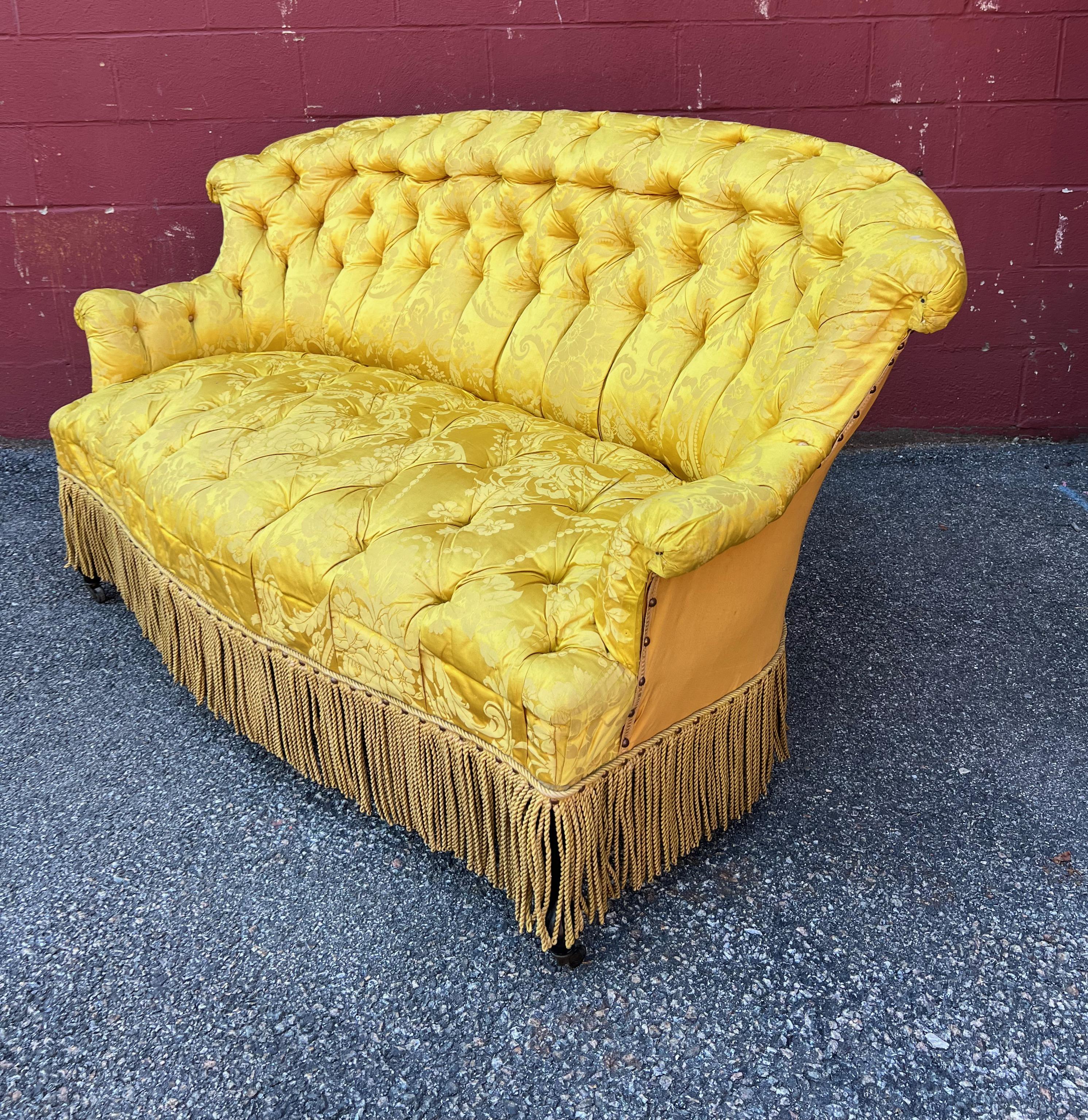 Small French Napoleon III Tufted Sofa in Yellow Silk Fabric In Good Condition In Buchanan, NY