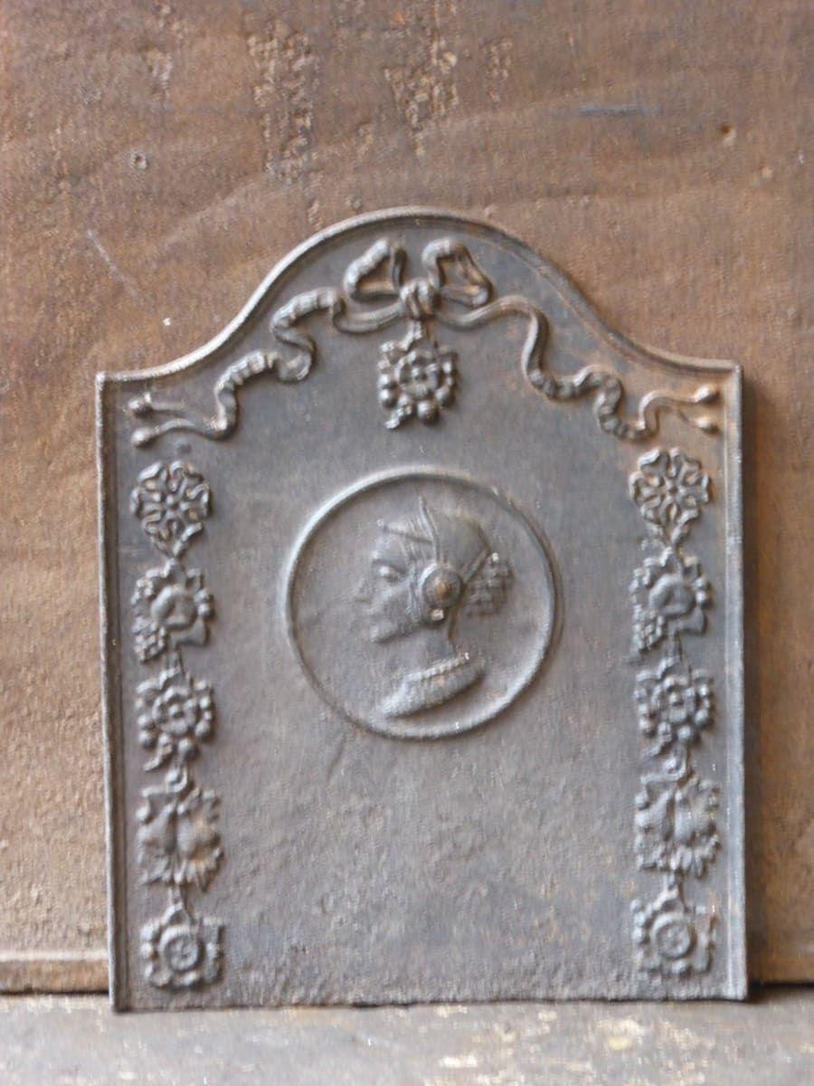 Piccolo parafuoco francese del XIX secolo raffigurante una donna. Lo stile del parafuoco è quello del periodo Napoleone III.

Lo schienale è in ghisa e presenta una patina marrone naturale. Su richiesta, può essere realizzato in nero/acciaio. Le